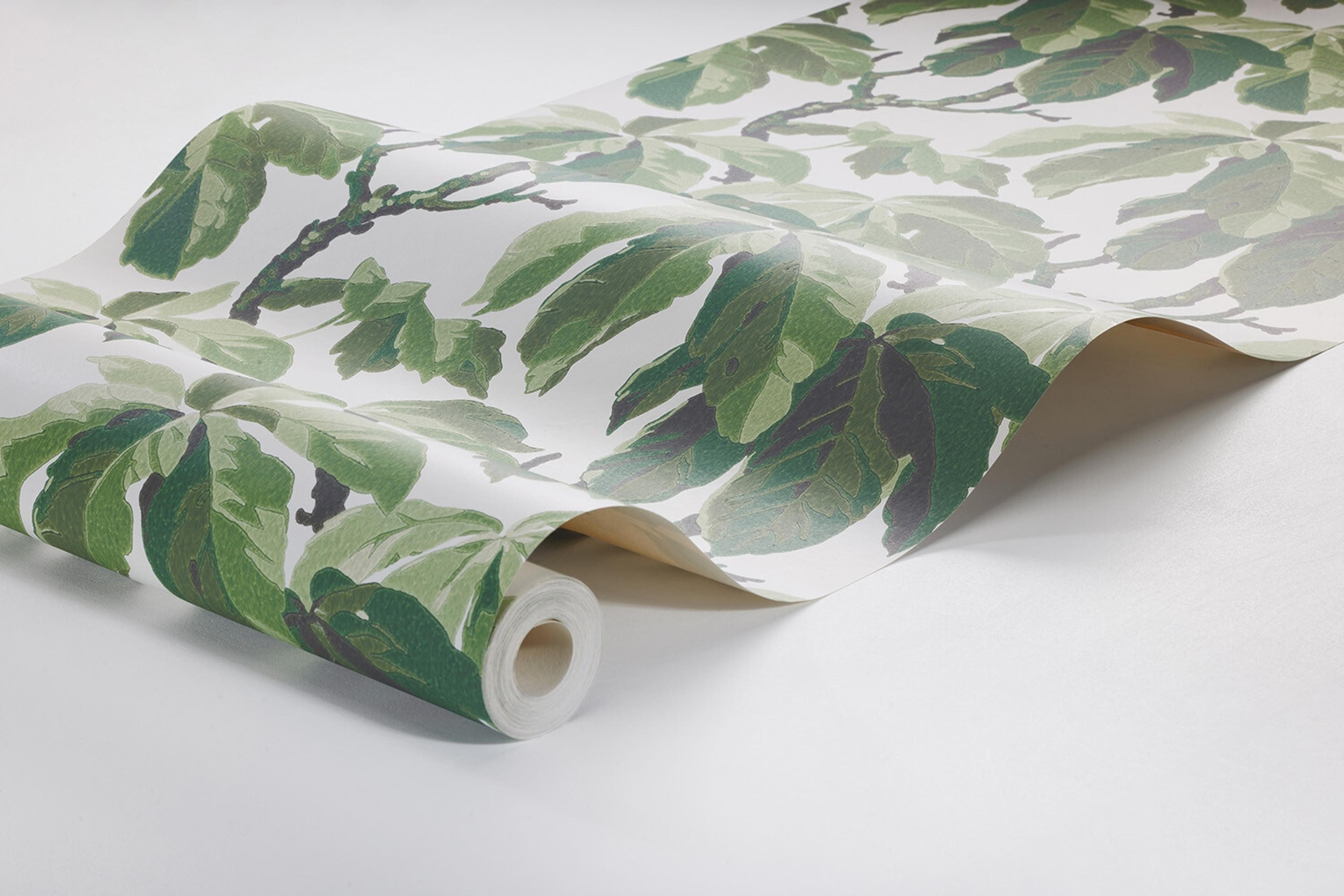 Kastanj tapet med botaniskt mönster i vit. Från kollektionen New Heritage. Nonwoven-material med rak passning.