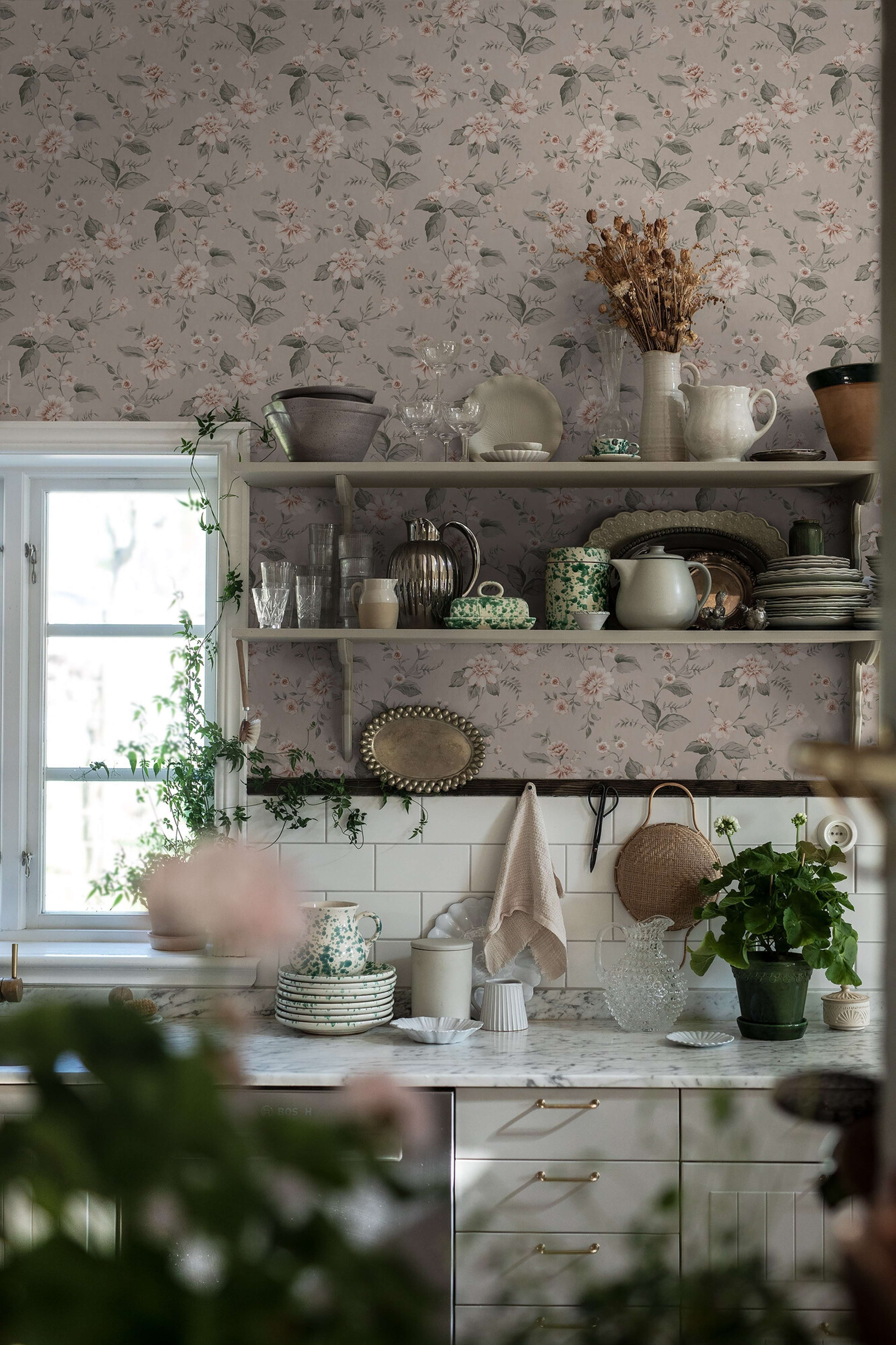 Laura´s Cottage aprikosbeige botten tapet med blommigt mönster i rosa. Från kollektionen Cottage Garden. Nonwoven-material med rak passning. Passar i vardagsrum, matsal och hall.​​​​‌﻿‍﻿​‍​‍‌‍﻿﻿‌﻿​‍‌‍‍‌‌‍‌﻿‌‍‍‌‌‍﻿‍​‍​‍​﻿‍‍​‍​‍‌﻿​﻿‌‍​‌‌‍﻿‍‌‍‍‌‌﻿‌​‌﻿‍‌​‍﻿‍‌‍‍‌‌‍﻿﻿​‍​‍​‍﻿​​‍​‍‌‍‍​‌﻿​‍‌‍‌‌‌‍‌‍​‍​‍​﻿‍‍​‍​‍‌‍‍​‌﻿‌​‌﻿‌​‌﻿​​‌﻿​﻿​﻿‍‍​‍﻿﻿​‍﻿﻿‌﻿‌﻿‌﻿‌﻿‌﻿‌﻿​‍﻿‍‌‍​﻿‌‍﻿﻿‌‍﻿​‌‍﻿﻿‌﻿​‍‌‍​‌‌‍﻿‌‌‍​‌​‍﻿‍‌﻿​﻿‌‍‌‌​‍﻿﻿‌﻿​﻿‌﻿‌​‌﻿‌‌‌‍‌​‌‍‍‌‌‍﻿﻿​‍﻿﻿‌‍‍‌‌‍﻿‍‌﻿‌​‌‍‌‌‌‍﻿‍‌﻿‌​​‍﻿﻿‌‍‌‌‌‍‌​‌‍‍‌‌﻿‌​​‍﻿﻿‌‍﻿‌‌‍﻿﻿‌‍‌​‌‍‌‌​﻿﻿‌‌﻿​​‌﻿​‍‌‍‌‌‌﻿​﻿‌‍‌‌‌‍﻿‍‌﻿‌​‌‍​‌‌﻿‌​‌‍‍‌‌‍﻿﻿‌‍﻿‍​﻿‍﻿‌‍‍‌‌‍‌​​﻿﻿‌‌‍‍‌‌‍﻿‌‌‍​‌‌‍‌﻿‌‍‌‌​‍﻿‌​﻿​﻿​﻿‌‍‌‍‌‌‌‍‌‌​﻿‍‌​﻿​‍​﻿‍​‌‍​‌​﻿‍‌‌‍‌‍​﻿​‍​﻿​‌‌‍‌‍‌‍‌​​﻿‌‌​﻿‍​​﻿​﻿​﻿​​​﻿‌‌​﻿‌​‌‍​‌​﻿‌‍‌‍‌‌​﻿​‌​﻿​‌‌‍‌‌​﻿‌﻿​﻿‌‌​﻿​​​﻿‌‍​﻿‌‌‌‍‌‌​﻿‌‍‌‍​‍‌‍​﻿‌‍​‌​﻿‌﻿‌‍‌‌‌‍​‍‌‍​‌​‍﻿‌​﻿​‌​﻿​﻿​﻿​﻿​﻿​﻿‌﻿‍​​﻿​‍​﻿​​​﻿​​​﻿​​​‍﻿‌‌‍‍‍‌﻿​​‌‍‌﻿​﻿‍﻿‌﻿‌​‌﻿‍‌‌﻿​​‌‍‌‌​﻿﻿‌‌﻿​﻿‌‍​‌‌‍﻿‍‌‍‍‌‌﻿‌​‌﻿‍‌​‍﻿‍‌‍‍‌‌‍﻿‌‌‍​‌‌‍‌﻿‌‍‌‌‌​​‌‌﻿​﻿‌﻿​﻿‌‍‌‌‌﻿‌​​﻿‍﻿‌﻿​​‌‍​‌‌﻿‌​‌‍‍​​﻿﻿‌‌‍​‌‌‍﻿​‌﻿‌​‌‌‌​‌‍‌‌‌﻿‍​‌﻿‌​​﻿﻿﻿‌‍​‍‌‍​‌‌﻿​﻿‌‍‌‌‌‌‌‌‌﻿​‍‌‍﻿​​﻿﻿‌‌‍‍​‌﻿‌​‌﻿‌​‌﻿​​‌﻿​﻿​‍‌‌​﻿​﻿‌​​‌​‍‌‌​﻿​‍‌​‌‍​‍‌‌​﻿​‍‌​‌‍‌﻿‌﻿‌﻿‌﻿‌﻿‌﻿​‍﻿‍‌‍​﻿‌‍﻿﻿‌‍﻿​‌‍﻿﻿‌﻿​‍‌‍​‌‌‍﻿‌‌‍​‌​‍﻿‍‌﻿​﻿‌‍‌‌​‍‌‌​﻿​‍‌​‌‍‌﻿​﻿‌﻿‌​‌﻿‌‌‌‍‌​‌‍‍‌‌‍﻿﻿​‍‌‍‌‍‍‌‌‍‌​​﻿﻿‌‌‍‍‌‌‍﻿‌‌‍​‌‌‍‌﻿‌‍‌‌​‍﻿‌​﻿​﻿​﻿‌‍‌‍‌‌‌‍‌‌​﻿‍‌​﻿​‍​﻿‍​‌‍​‌​﻿‍‌‌‍‌‍​﻿​‍​﻿​‌‌‍‌‍‌‍‌​​﻿‌‌​﻿‍​​﻿​﻿​﻿​​​﻿‌‌​﻿‌​‌‍​‌​﻿‌‍‌‍‌‌​﻿​‌​﻿​‌‌‍‌‌​﻿‌﻿​﻿‌‌​﻿​​​﻿‌‍​﻿‌‌‌‍‌‌​﻿‌‍‌‍​‍‌‍​﻿‌‍​‌​﻿‌﻿‌‍‌‌‌‍​‍‌‍​‌​‍﻿‌​﻿​‌​﻿​﻿​﻿​﻿​﻿​﻿‌﻿‍​​﻿​‍​﻿​​​﻿​​​﻿​​​‍﻿‌‌‍‍‍‌﻿​​‌‍‌﻿​‍‌‍‌﻿‌​‌﻿‍‌‌﻿​​‌‍‌‌​﻿﻿‌‌﻿​﻿‌‍​‌‌‍﻿‍‌‍‍‌‌﻿‌​‌﻿‍‌​‍﻿‍‌‍‍‌‌‍﻿‌‌‍​‌‌‍‌﻿‌‍‌‌‌​​‌‌﻿​﻿‌﻿​﻿‌‍‌‌‌﻿‌​​‍‌‍‌﻿​​‌‍​‌‌﻿‌​‌‍‍​​﻿﻿‌‌‍​‌‌‍﻿​‌﻿‌​‌‌‌​‌‍‌‌‌﻿‍​‌﻿‌​​‍‌‍‌﻿​​‌‍‌‌‌﻿​‍‌﻿​﻿‌﻿​​‌‍‌‌‌‍​﻿‌﻿‌​‌‍‍‌‌﻿‌‍‌‍‌‌​﻿﻿‌‌﻿​​‌﻿‌‌‌‍​‍‌‍﻿​‌‍‍‌‌﻿​﻿‌‍‍​‌‍‌‌‌‍‌​​‍​‍‌﻿﻿‌