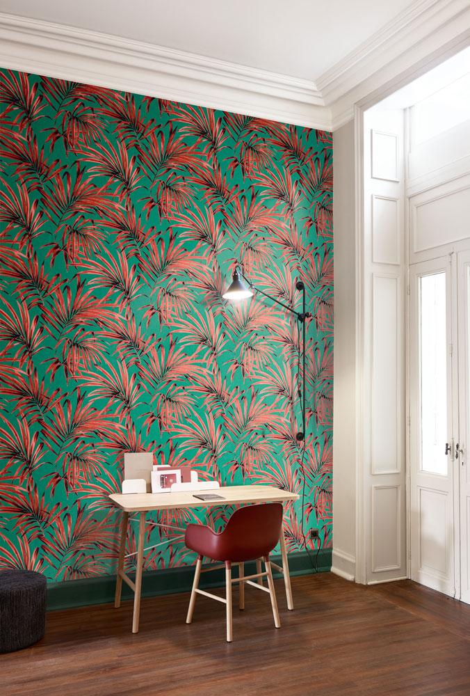 Palm tropical tapet med botaniskt mönster i grön. Från kollektionen lotus. Nonwoven-material med förskjuten passning.