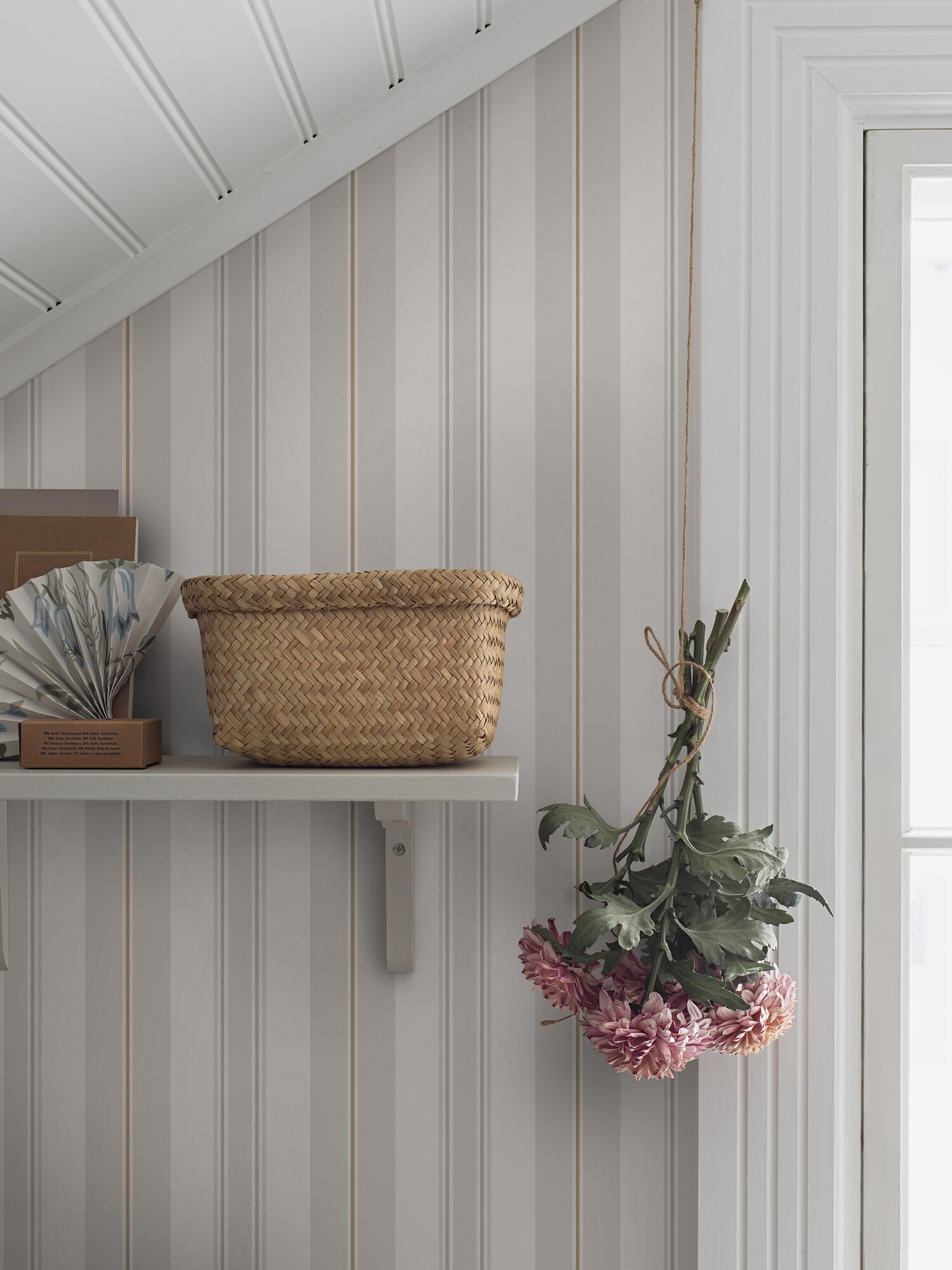 Gustaf tapet med randigt mönster i vit och grå. Från kollektionen timeless traditions. Nonwoven-material.