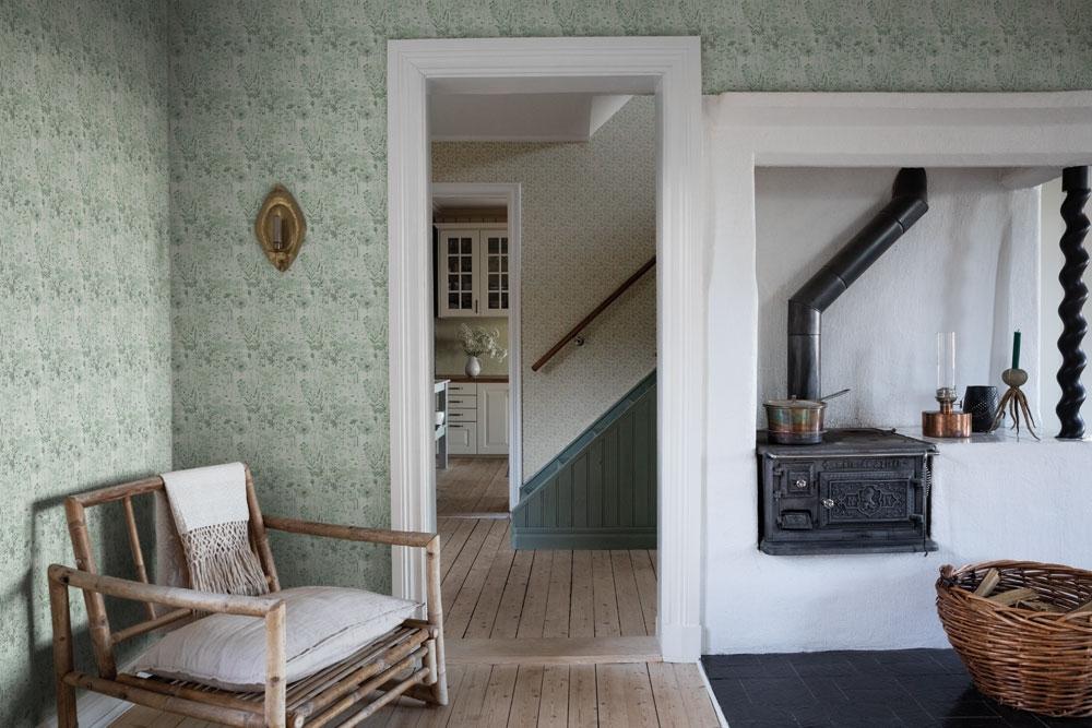 Dara tapet från Midbec med blommigt mönster i grön. Från kollektionen Havsblick. Nonwoven-material med rak passning.