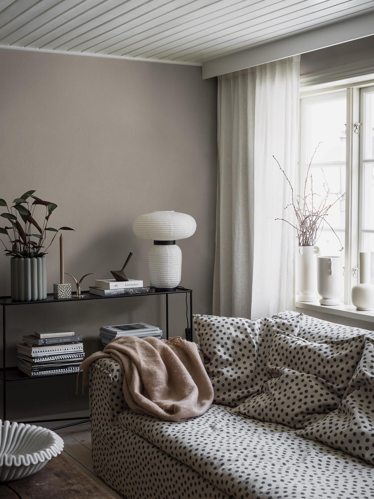 Natural Linen tapet med enfargat, textilimitation mönster i beige. Från kollektionen Linen. Nonwoven-material. Passar i vardagsrum och matsal.