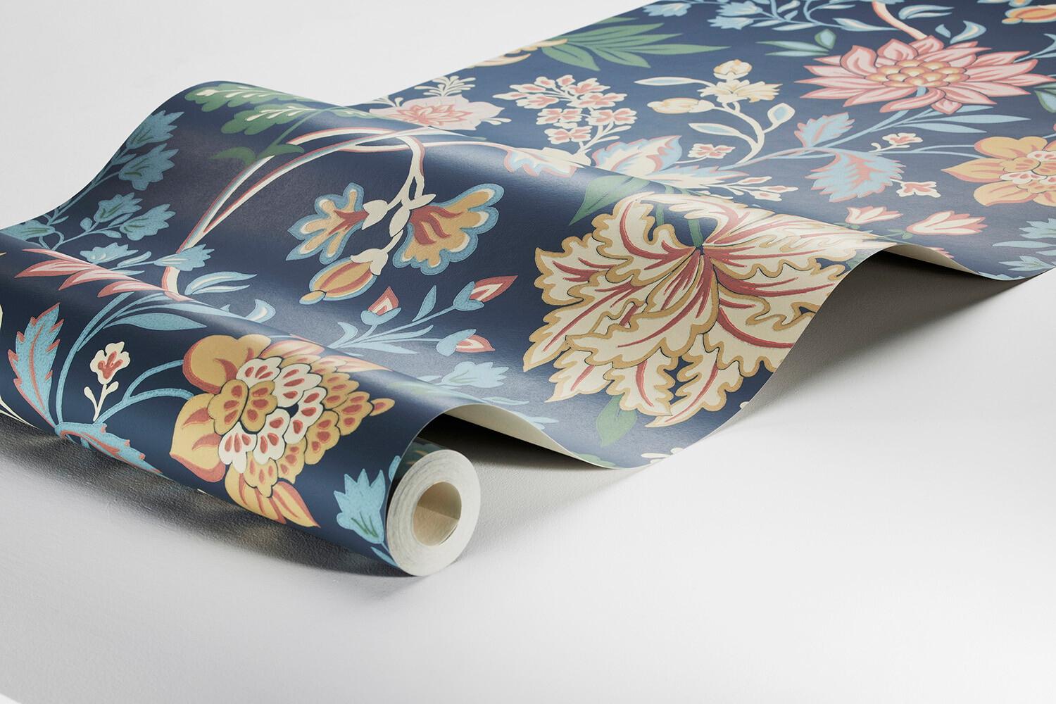 Alicia, mörkblå tapet med blommigt mönster i blå. Från kollektionen Vårt Arkiv. Nonwoven-material med förskjuten passning.