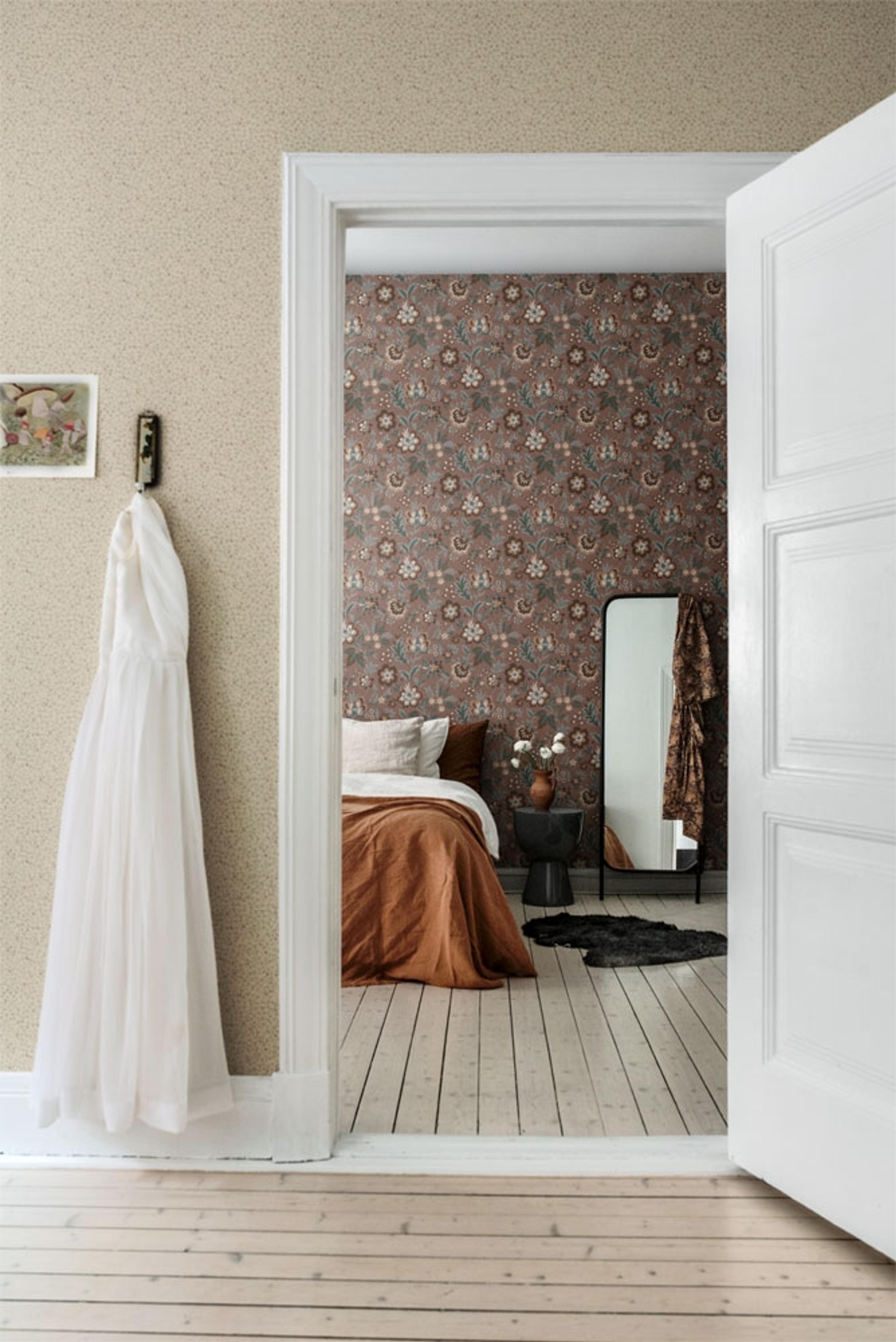 Clover småblommig, sand tapet från Midbec med botaniskt mönster i beige. Från kollektionen Lyckebo. Nonwoven-material med rak passning.