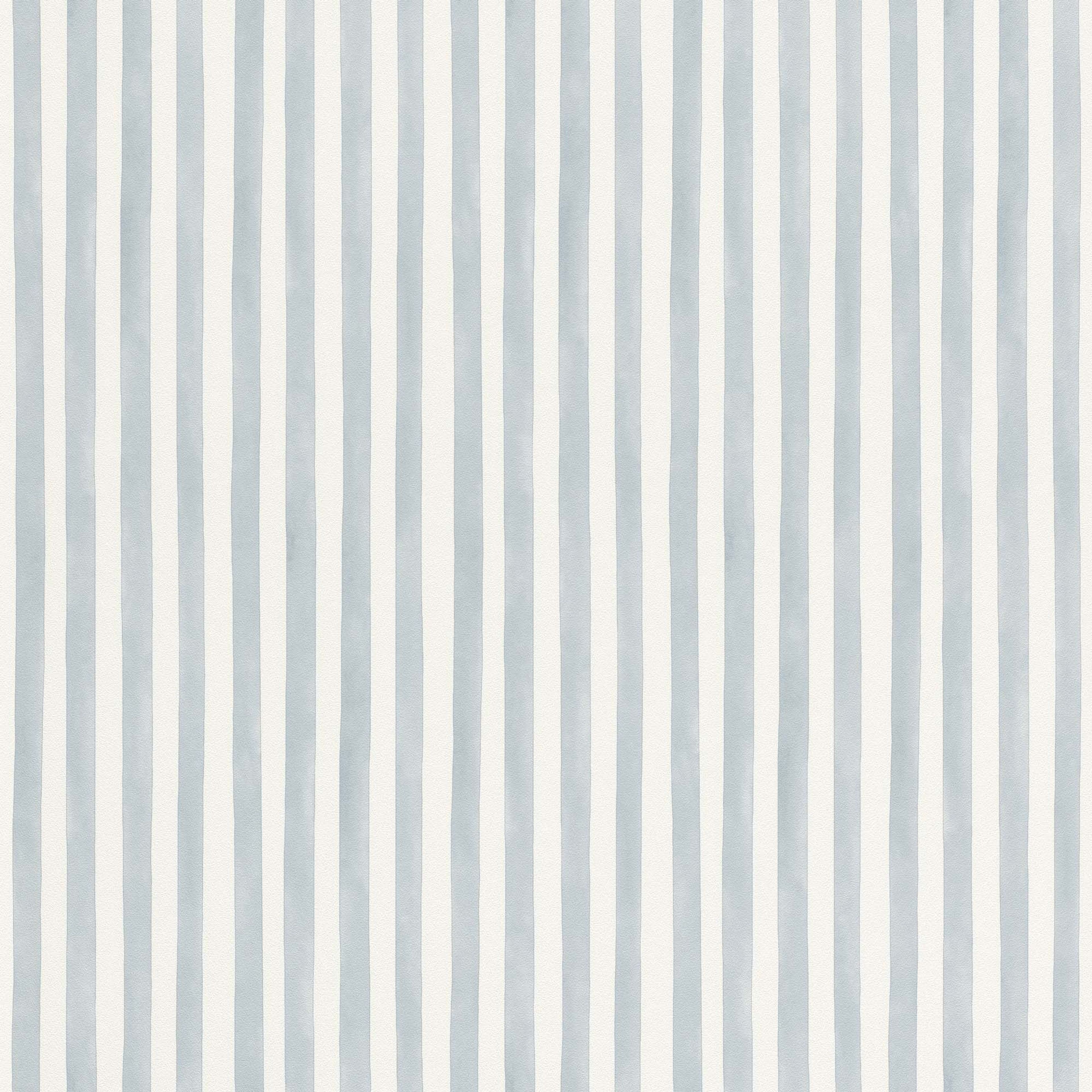 Kids World tapet med randigt mönster i vit och blå. Från kollektionen Kids World. Nonwoven-material. Passar i vardagsrum, hall och barnrum.