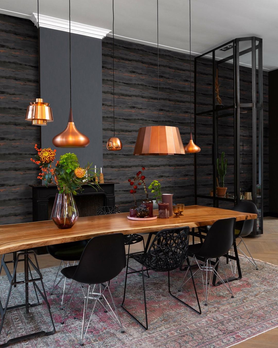 Indra 296258 tapet från Midbec enfärgad i grå. Från kollektionen Indra. Nonwoven-material. Passar i vardagsrum och matsal.