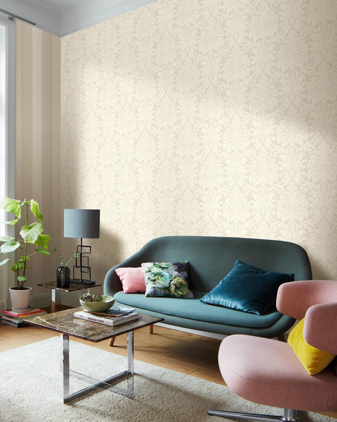 Indra 295749 tapet med randigt mönster i beige. Från kollektionen Indra. Nonwoven-material. Passar i vardagsrum och matsal.