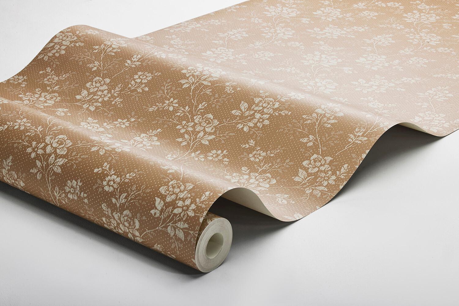 Hip Rose tapet med blommigt mönster i röd. Från kollektionen Woodland. Nonwoven-material med förskjuten passning.