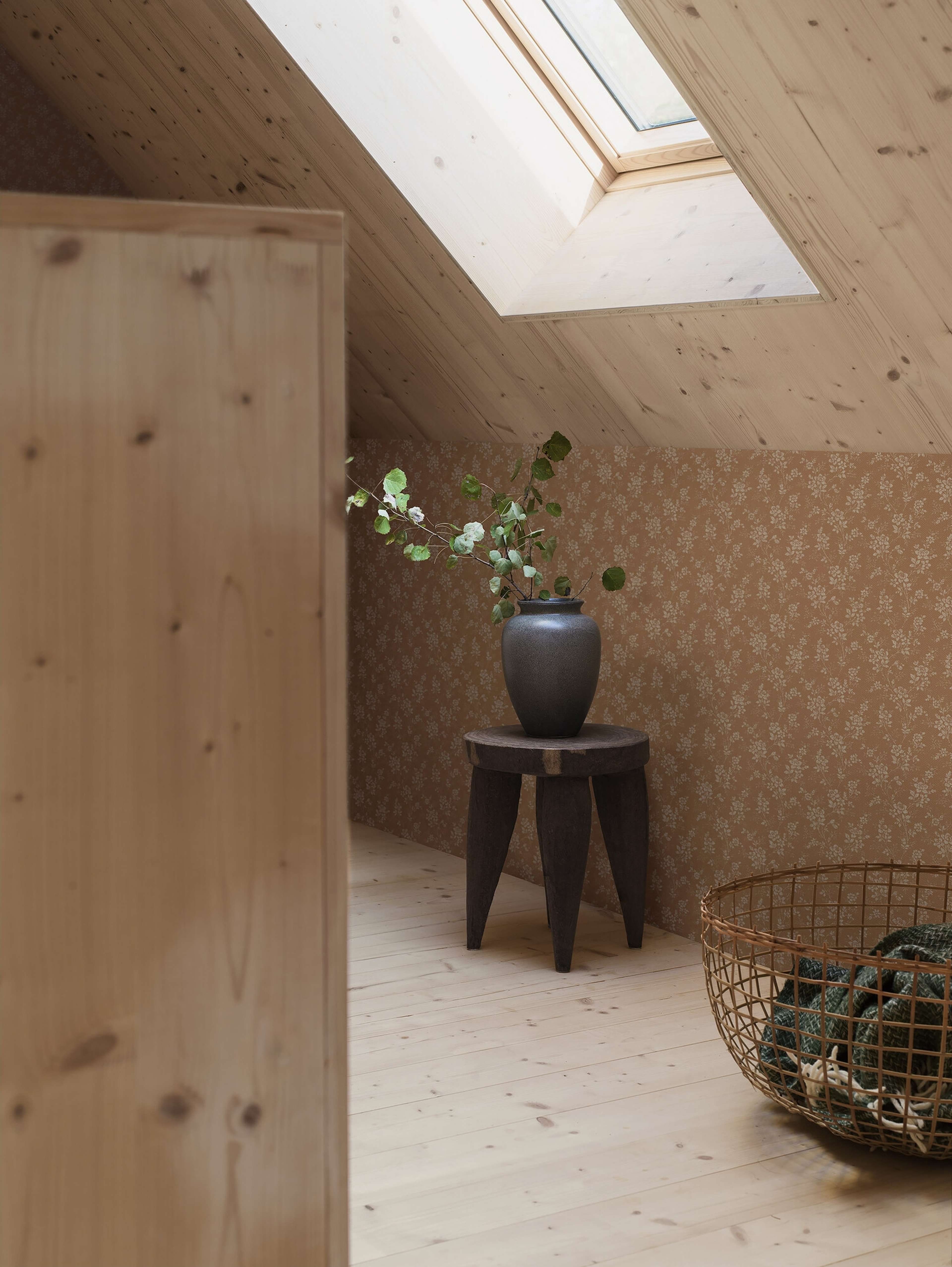 Hip Rose tapet med blommigt mönster i röd. Från kollektionen Woodland. Nonwoven-material med förskjuten passning.​​​​‌﻿‍﻿​‍​‍‌‍﻿﻿‌﻿​‍‌‍‍‌‌‍‌﻿‌‍‍‌‌‍﻿‍​‍​‍​﻿‍‍​‍​‍‌﻿​﻿‌‍​‌‌‍﻿‍‌‍‍‌‌﻿‌​‌﻿‍‌​‍﻿‍‌‍‍‌‌‍﻿﻿​‍​‍​‍﻿​​‍​‍‌‍‍​‌﻿​‍‌‍‌‌‌‍‌‍​‍​‍​﻿‍‍​‍​‍‌‍‍​‌﻿‌​‌﻿‌​‌﻿​​‌﻿​﻿​﻿‍‍​‍﻿﻿​‍﻿﻿‌﻿‌﻿‌﻿‌﻿‌﻿‌﻿​‍﻿‍‌‍​﻿‌‍﻿﻿‌‍﻿​‌‍﻿﻿‌﻿​‍‌‍​‌‌‍﻿‌‌‍​‌​‍﻿‍‌﻿​﻿‌‍‌‌​‍﻿﻿‌﻿​﻿‌﻿‌​‌﻿‌‌‌‍‌​‌‍‍‌‌‍﻿﻿​‍﻿﻿‌‍‍‌‌‍﻿‍‌﻿‌​‌‍‌‌‌‍﻿‍‌﻿‌​​‍﻿﻿‌‍‌‌‌‍‌​‌‍‍‌‌﻿‌​​‍﻿﻿‌‍﻿‌‌‍﻿﻿‌‍‌​‌‍‌‌​﻿﻿‌‌﻿​​‌﻿​‍‌‍‌‌‌﻿​﻿‌‍‌‌‌‍﻿‍‌﻿‌​‌‍​‌‌﻿‌​‌‍‍‌‌‍﻿﻿‌‍﻿‍​﻿‍﻿‌‍‍‌‌‍‌​​﻿﻿‌‌‍‍‌‌‍﻿‌‌‍​‌‌‍‌﻿‌‍‌‌​‍﻿‌​﻿​﻿​﻿‍‌​﻿‌​​﻿‍‌​﻿‌‌​﻿​﻿​﻿‌﻿‌‍‌‌‌‍​‌​﻿‌﻿​﻿‌﻿‌‍​‌​﻿‌​​﻿‌​​﻿‌​‌‍‌‍‌‍‌‌​﻿‍​​﻿‌﻿‌‍​﻿​﻿‍‌​﻿​‌‌‍​‌​﻿‌﻿‌‍​‌​﻿​​​﻿‍‌​﻿​﻿‌‍​﻿​﻿‌﻿‌‍​﻿​﻿​‌​﻿‍‌‌‍‌‌​﻿‍‌​﻿​‍​﻿​﻿​﻿‌‌‌‍​‌‌‍​﻿​‍﻿‌​﻿​‌​﻿‌‌​﻿​​​﻿​﻿‌﻿‍​​﻿​‍​﻿​​​﻿​​​﻿​​​‍﻿‌‌‍‍‍‌﻿​​‌‍‌﻿​﻿‍﻿‌﻿‌​‌﻿‍‌‌﻿​​‌‍‌‌​﻿﻿‌‌﻿​﻿‌‍​‌‌‍﻿‍‌‍‍‌‌﻿‌​‌﻿‍‌​‍﻿‍‌‍‍‌‌‍﻿‌‌‍​‌‌‍‌﻿‌‍‌‌‌​​‌‌﻿​﻿‌﻿​﻿‌‍‌‌‌﻿‌​​﻿‍﻿‌﻿​​‌‍​‌‌﻿‌​‌‍‍​​﻿﻿‌‌‍​‌‌‍﻿​‌﻿‌​‌‌‌​‌‍‌‌‌﻿‍​‌﻿‌​​﻿﻿﻿‌‍​‍‌‍​‌‌﻿​﻿‌‍‌‌‌‌‌‌‌﻿​‍‌‍﻿​​﻿﻿‌‌‍‍​‌﻿‌​‌﻿‌​‌﻿​​‌﻿​﻿​‍‌‌​﻿​﻿‌​​‌​‍‌‌​﻿​‍‌​‌‍​‍‌‌​﻿​‍‌​‌‍‌﻿‌﻿‌﻿‌﻿‌﻿‌﻿​‍﻿‍‌‍​﻿‌‍﻿﻿‌‍﻿​‌‍﻿﻿‌﻿​‍‌‍​‌‌‍﻿‌‌‍​‌​‍﻿‍‌﻿​﻿‌‍‌‌​‍‌‌​﻿​‍‌​‌‍‌﻿​﻿‌﻿‌​‌﻿‌‌‌‍‌​‌‍‍‌‌‍﻿﻿​‍‌‍‌‍‍‌‌‍‌​​﻿﻿‌‌‍‍‌‌‍﻿‌‌‍​‌‌‍‌﻿‌‍‌‌​‍﻿‌​﻿​﻿​﻿‍‌​﻿‌​​﻿‍‌​﻿‌‌​﻿​﻿​﻿‌﻿‌‍‌‌‌‍​‌​﻿‌﻿​﻿‌﻿‌‍​‌​﻿‌​​﻿‌​​﻿‌​‌‍‌‍‌‍‌‌​﻿‍​​﻿‌﻿‌‍​﻿​﻿‍‌​﻿​‌‌‍​‌​﻿‌﻿‌‍​‌​﻿​​​﻿‍‌​﻿​﻿‌‍​﻿​﻿‌﻿‌‍​﻿​﻿​‌​﻿‍‌‌‍‌‌​﻿‍‌​﻿​‍​﻿​﻿​﻿‌‌‌‍​‌‌‍​﻿​‍﻿‌​﻿​‌​﻿‌‌​﻿​​​﻿​﻿‌﻿‍​​﻿​‍​﻿​​​﻿​​​﻿​​​‍﻿‌‌‍‍‍‌﻿​​‌‍‌﻿​‍‌‍‌﻿‌​‌﻿‍‌‌﻿​​‌‍‌‌​﻿﻿‌‌﻿​﻿‌‍​‌‌‍﻿‍‌‍‍‌‌﻿‌​‌﻿‍‌​‍﻿‍‌‍‍‌‌‍﻿‌‌‍​‌‌‍‌﻿‌‍‌‌‌​​‌‌﻿​﻿‌﻿​﻿‌‍‌‌‌﻿‌​​‍‌‍‌﻿​​‌‍​‌‌﻿‌​‌‍‍​​﻿﻿‌‌‍​‌‌‍﻿​‌﻿‌​‌‌‌​‌‍‌‌‌﻿‍​‌﻿‌​​‍‌‍‌﻿​​‌‍‌‌‌﻿​‍‌﻿​﻿‌﻿​​‌‍‌‌‌‍​﻿‌﻿‌​‌‍‍‌‌﻿‌‍‌‍‌‌​﻿﻿‌‌﻿​​‌﻿‌‌‌‍​‍‌‍﻿​‌‍‍‌‌﻿​﻿‌‍‍​‌‍‌‌‌‍‌​​‍​‍‌﻿﻿‌