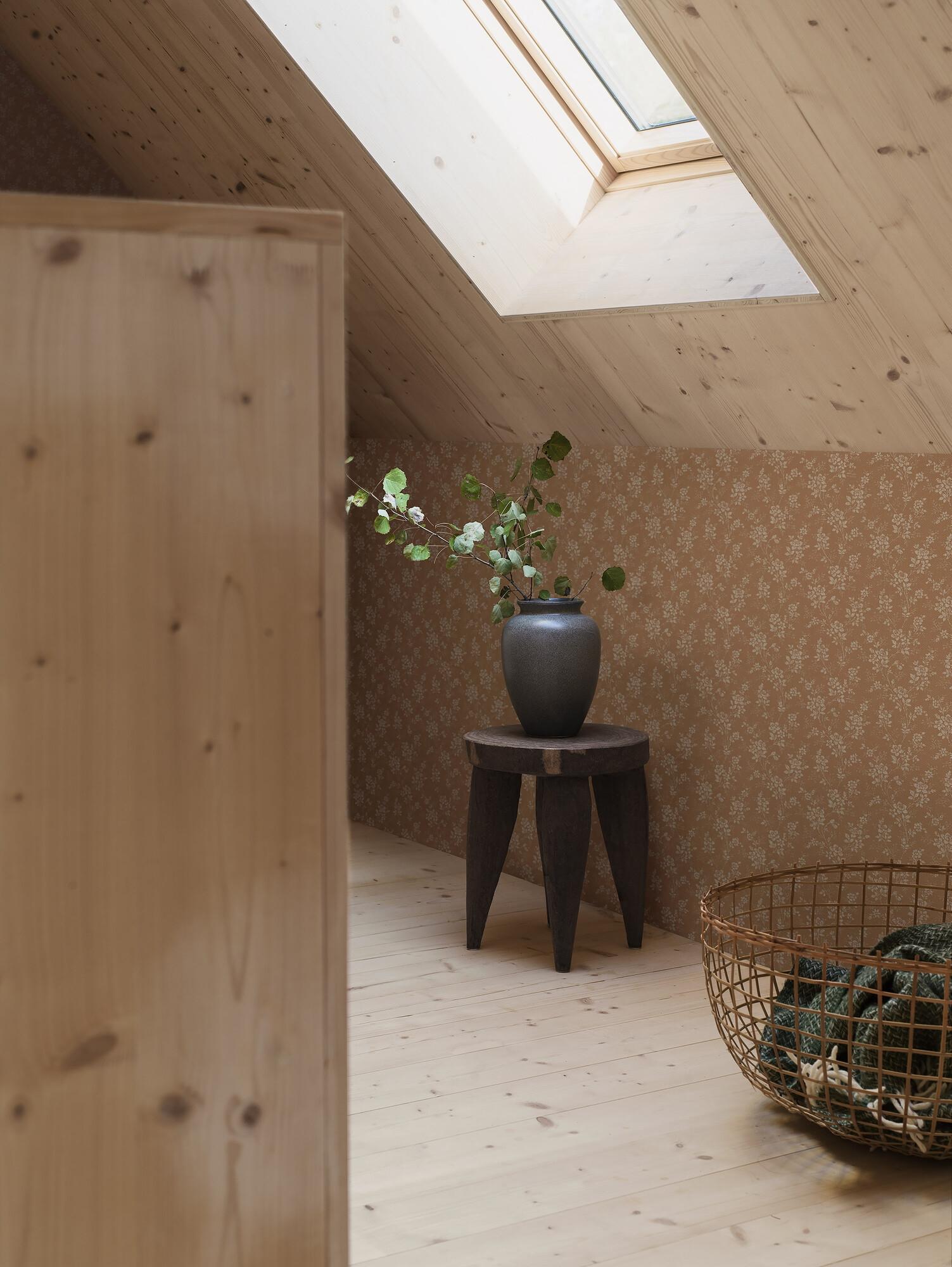 Hip Rose tapet med blommigt mönster i röd. Från kollektionen Woodland. Nonwoven-material med förskjuten passning.