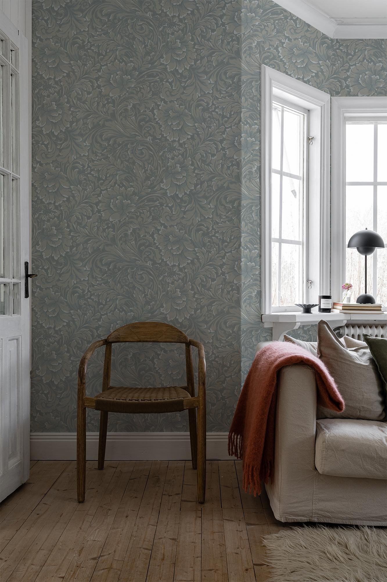 Idun Gråblå tapet med botaniskt mönster i grå. Från kollektionen Flora. Nonwoven-material med förskjuten passning.