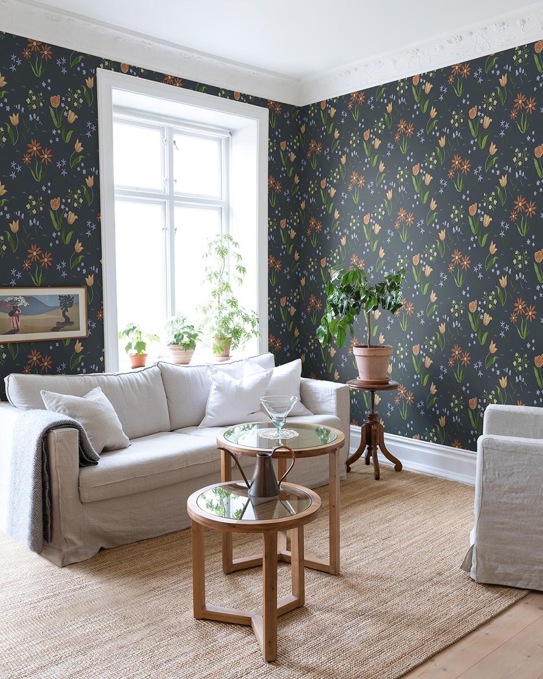 Tulpandans, mörkblå tapet tapet med blommigt mönster i blå. Från kollektionen Långenäs. Nonwoven-material med förskjuten passning.