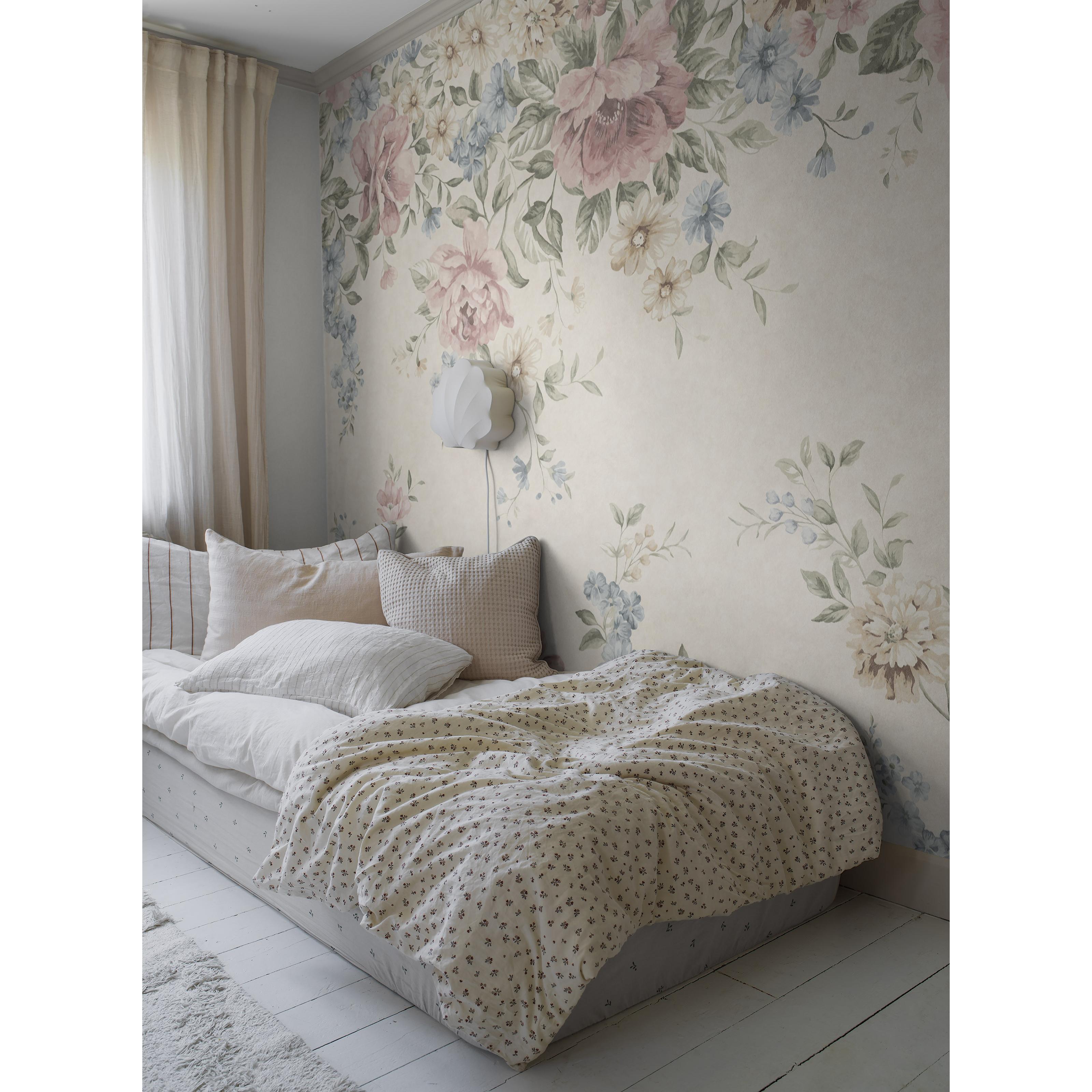 Flower Garden Mural, tapet tapet med stormönstrat, blommigt, barnrum mönster i rosa och beige. Från kollektionen Newbie II Wallpaper. Nonwoven-material med rak passning. Passar i sovrum och barnrum.