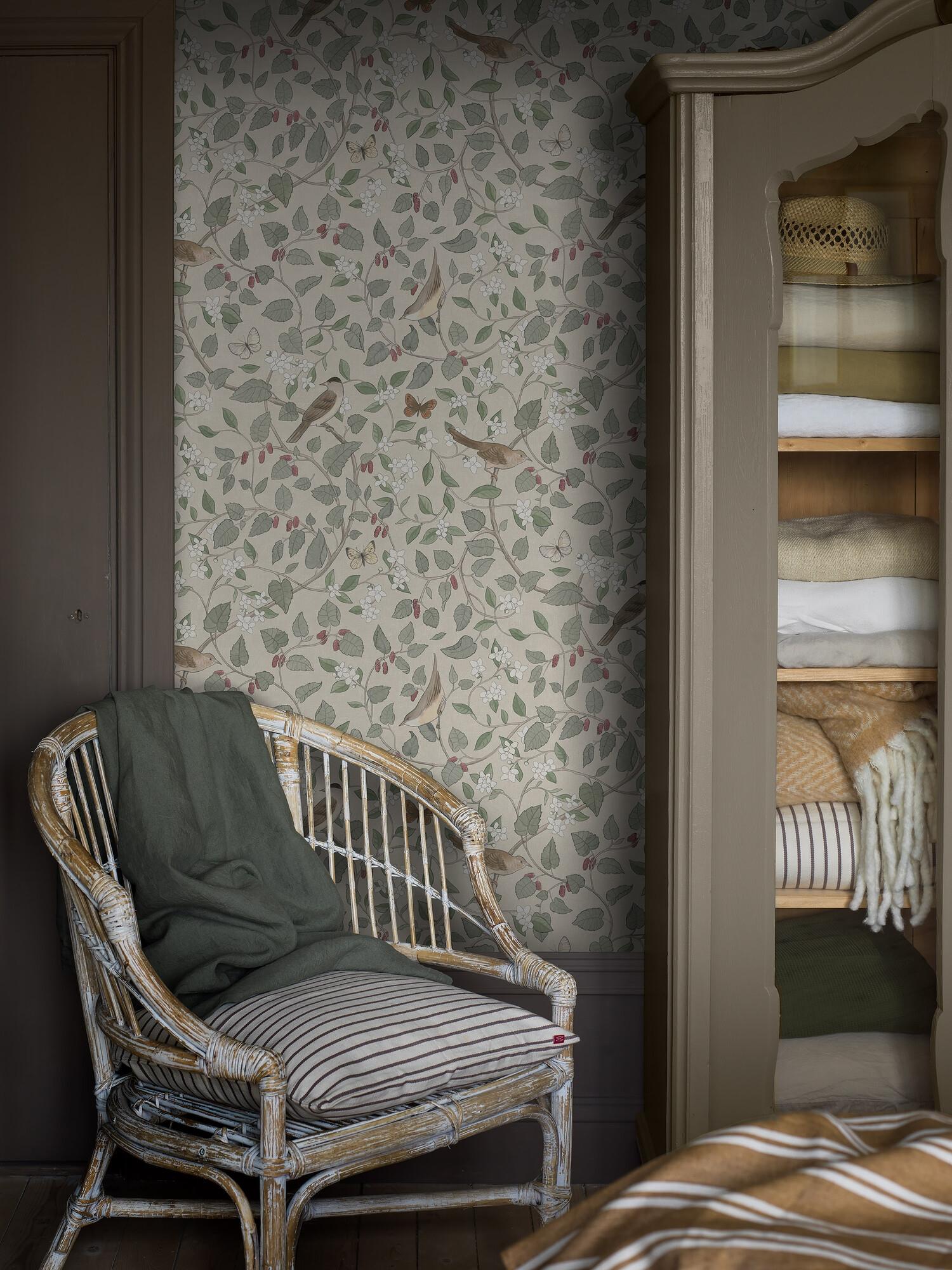 Sångfåglar tapet med djur, botaniskt, blommigt mönster i beige. Från kollektionen specialeditionflowery. Nonwoven-material med förskjuten passning.