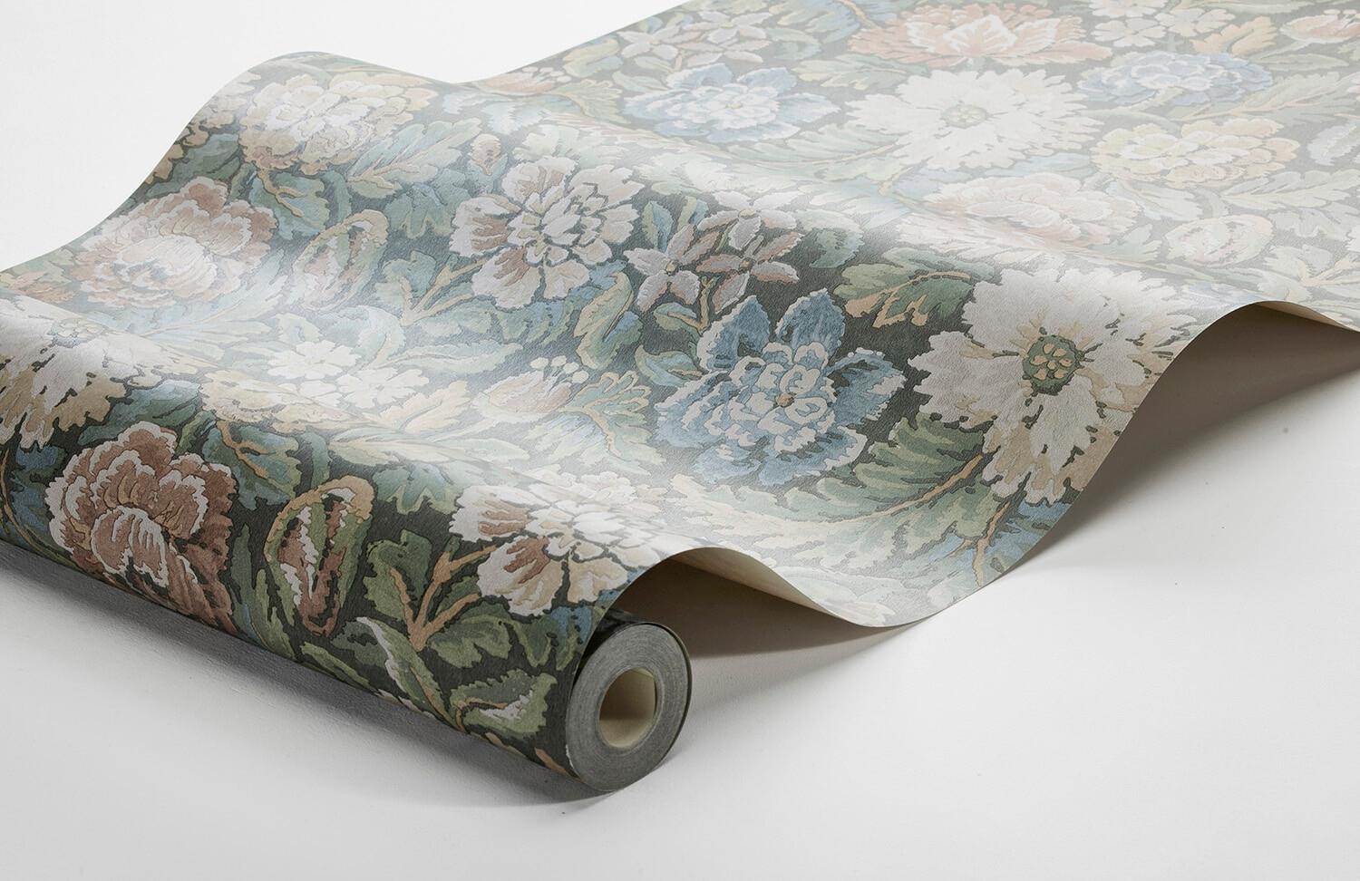 Nightingale Garden grågrön botten tapet med blommigt mönster i grön. Från kollektionen Cottage Garden. Nonwoven-material med rak passning. Passar i vardagsrum, matsal och hall.