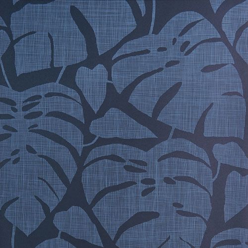 Guatemala tapet med botaniskt mönster i blå. Från kollektionen signature. Nonwoven-material med rak passning.