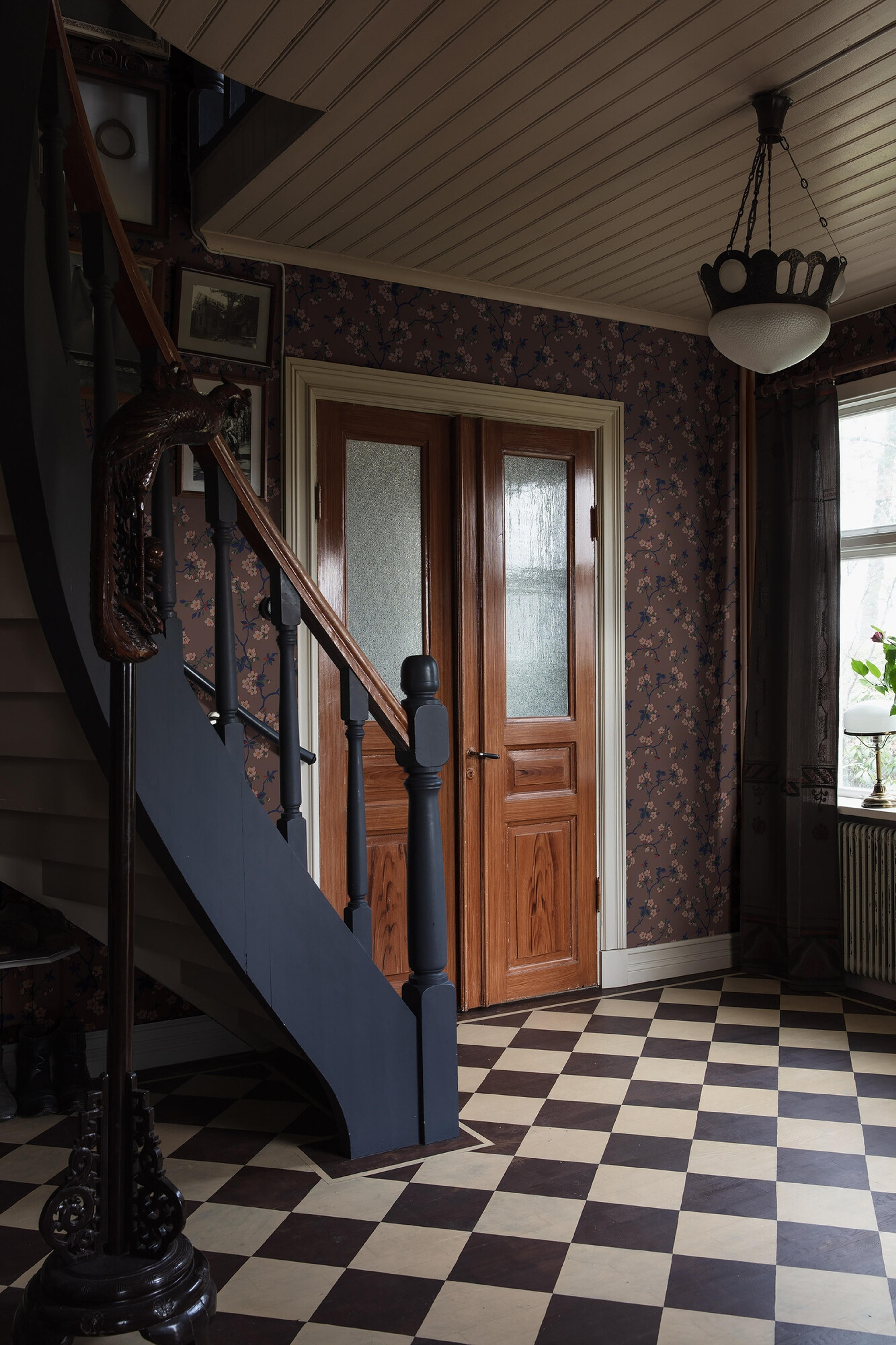 Trädgårdsstaden tapet med blommigt mönster i brun. Från kollektionen Alla Tiders Hus. Nonwoven-material med förskjuten passning. Passar i vardagsrum, matsal och kök.​​​​‌﻿‍﻿​‍​‍‌‍﻿﻿‌﻿​‍‌‍‍‌‌‍‌﻿‌‍‍‌‌‍﻿‍​‍​‍​﻿‍‍​‍​‍‌﻿​﻿‌‍​‌‌‍﻿‍‌‍‍‌‌﻿‌​‌﻿‍‌​‍﻿‍‌‍‍‌‌‍﻿﻿​‍​‍​‍﻿​​‍​‍‌‍‍​‌﻿​‍‌‍‌‌‌‍‌‍​‍​‍​﻿‍‍​‍​‍‌‍‍​‌﻿‌​‌﻿‌​‌﻿​​‌﻿​﻿​﻿‍‍​‍﻿﻿​‍﻿﻿‌﻿‌﻿‌﻿‌﻿‌﻿‌﻿​‍﻿‍‌‍​﻿‌‍﻿﻿‌‍﻿​‌‍﻿﻿‌﻿​‍‌‍​‌‌‍﻿‌‌‍​‌​‍﻿‍‌﻿​﻿‌‍‌‌​‍﻿﻿‌﻿​﻿‌﻿‌​‌﻿‌‌‌‍‌​‌‍‍‌‌‍﻿﻿​‍﻿﻿‌‍‍‌‌‍﻿‍‌﻿‌​‌‍‌‌‌‍﻿‍‌﻿‌​​‍﻿﻿‌‍‌‌‌‍‌​‌‍‍‌‌﻿‌​​‍﻿﻿‌‍﻿‌‌‍﻿﻿‌‍‌​‌‍‌‌​﻿﻿‌‌﻿​​‌﻿​‍‌‍‌‌‌﻿​﻿‌‍‌‌‌‍﻿‍‌﻿‌​‌‍​‌‌﻿‌​‌‍‍‌‌‍﻿﻿‌‍﻿‍​﻿‍﻿‌‍‍‌‌‍‌​​﻿﻿‌‌‍‍‌‌‍﻿‌‌‍​‌‌‍‌﻿‌‍‌‌​‍﻿‌​﻿​﻿‌‍‌​​﻿‍‌​﻿‌​​﻿‌﻿​﻿‌﻿​﻿‌﻿​﻿​‍​﻿‍​​﻿‍‌​﻿‌​‌‍​‌‌‍‌​​﻿‍‌​﻿‍‌​﻿​‍​﻿‍​‌‍​﻿​﻿‍‌​﻿​‍​﻿​﻿​﻿‌​‌‍‌‌​﻿​﻿‌‍​‍​﻿​﻿​﻿‌‍‌‍​‌‌‍‌​‌‍​‍‌‍‌‌​﻿​‌‌‍​‌​﻿​‍​﻿​﻿​﻿‌‍​﻿​‌‌‍​‍​﻿​​‌‍‌​​‍﻿‌​﻿​‌​﻿​﻿​﻿​﻿​﻿​﻿‌﻿‍​​﻿​‍​﻿​​​﻿​​​﻿​​​‍﻿‌‌‍‍‍‌﻿​​‌‍‌﻿​﻿‍﻿‌﻿‌​‌﻿‍‌‌﻿​​‌‍‌‌​﻿﻿‌‌﻿​﻿‌‍​‌‌‍﻿‍‌‍‍‌‌﻿‌​‌﻿‍‌​‍﻿‍‌‍‍‌‌‍﻿‌‌‍​‌‌‍‌﻿‌‍‌‌‌​​‌‌﻿​﻿‌﻿​﻿‌‍‌‌‌﻿‌​​﻿‍﻿‌﻿​​‌‍​‌‌﻿‌​‌‍‍​​﻿﻿‌‌‍​‌‌‍﻿​‌﻿‌​‌‌‌​‌‍‌‌‌﻿‍​‌﻿‌​​﻿﻿﻿‌‍​‍‌‍​‌‌﻿​﻿‌‍‌‌‌‌‌‌‌﻿​‍‌‍﻿​​﻿﻿‌‌‍‍​‌﻿‌​‌﻿‌​‌﻿​​‌﻿​﻿​‍‌‌​﻿​﻿‌​​‌​‍‌‌​﻿​‍‌​‌‍​‍‌‌​﻿​‍‌​‌‍‌﻿‌﻿‌﻿‌﻿‌﻿‌﻿​‍﻿‍‌‍​﻿‌‍﻿﻿‌‍﻿​‌‍﻿﻿‌﻿​‍‌‍​‌‌‍﻿‌‌‍​‌​‍﻿‍‌﻿​﻿‌‍‌‌​‍‌‌​﻿​‍‌​‌‍‌﻿​﻿‌﻿‌​‌﻿‌‌‌‍‌​‌‍‍‌‌‍﻿﻿​‍‌‍‌‍‍‌‌‍‌​​﻿﻿‌‌‍‍‌‌‍﻿‌‌‍​‌‌‍‌﻿‌‍‌‌​‍﻿‌​﻿​﻿‌‍‌​​﻿‍‌​﻿‌​​﻿‌﻿​﻿‌﻿​﻿‌﻿​﻿​‍​﻿‍​​﻿‍‌​﻿‌​‌‍​‌‌‍‌​​﻿‍‌​﻿‍‌​﻿​‍​﻿‍​‌‍​﻿​﻿‍‌​﻿​‍​﻿​﻿​﻿‌​‌‍‌‌​﻿​﻿‌‍​‍​﻿​﻿​﻿‌‍‌‍​‌‌‍‌​‌‍​‍‌‍‌‌​﻿​‌‌‍​‌​﻿​‍​﻿​﻿​﻿‌‍​﻿​‌‌‍​‍​﻿​​‌‍‌​​‍﻿‌​﻿​‌​﻿​﻿​﻿​﻿​﻿​﻿‌﻿‍​​﻿​‍​﻿​​​﻿​​​﻿​​​‍﻿‌‌‍‍‍‌﻿​​‌‍‌﻿​‍‌‍‌﻿‌​‌﻿‍‌‌﻿​​‌‍‌‌​﻿﻿‌‌﻿​﻿‌‍​‌‌‍﻿‍‌‍‍‌‌﻿‌​‌﻿‍‌​‍﻿‍‌‍‍‌‌‍﻿‌‌‍​‌‌‍‌﻿‌‍‌‌‌​​‌‌﻿​﻿‌﻿​﻿‌‍‌‌‌﻿‌​​‍‌‍‌﻿​​‌‍​‌‌﻿‌​‌‍‍​​﻿﻿‌‌‍​‌‌‍﻿​‌﻿‌​‌‌‌​‌‍‌‌‌﻿‍​‌﻿‌​​‍‌‍‌﻿​​‌‍‌‌‌﻿​‍‌﻿​﻿‌﻿​​‌‍‌‌‌‍​﻿‌﻿‌​‌‍‍‌‌﻿‌‍‌‍‌‌​﻿﻿‌‌﻿​​‌﻿‌‌‌‍​‍‌‍﻿​‌‍‍‌‌﻿​﻿‌‍‍​‌‍‌‌‌‍‌​​‍​‍‌﻿﻿‌