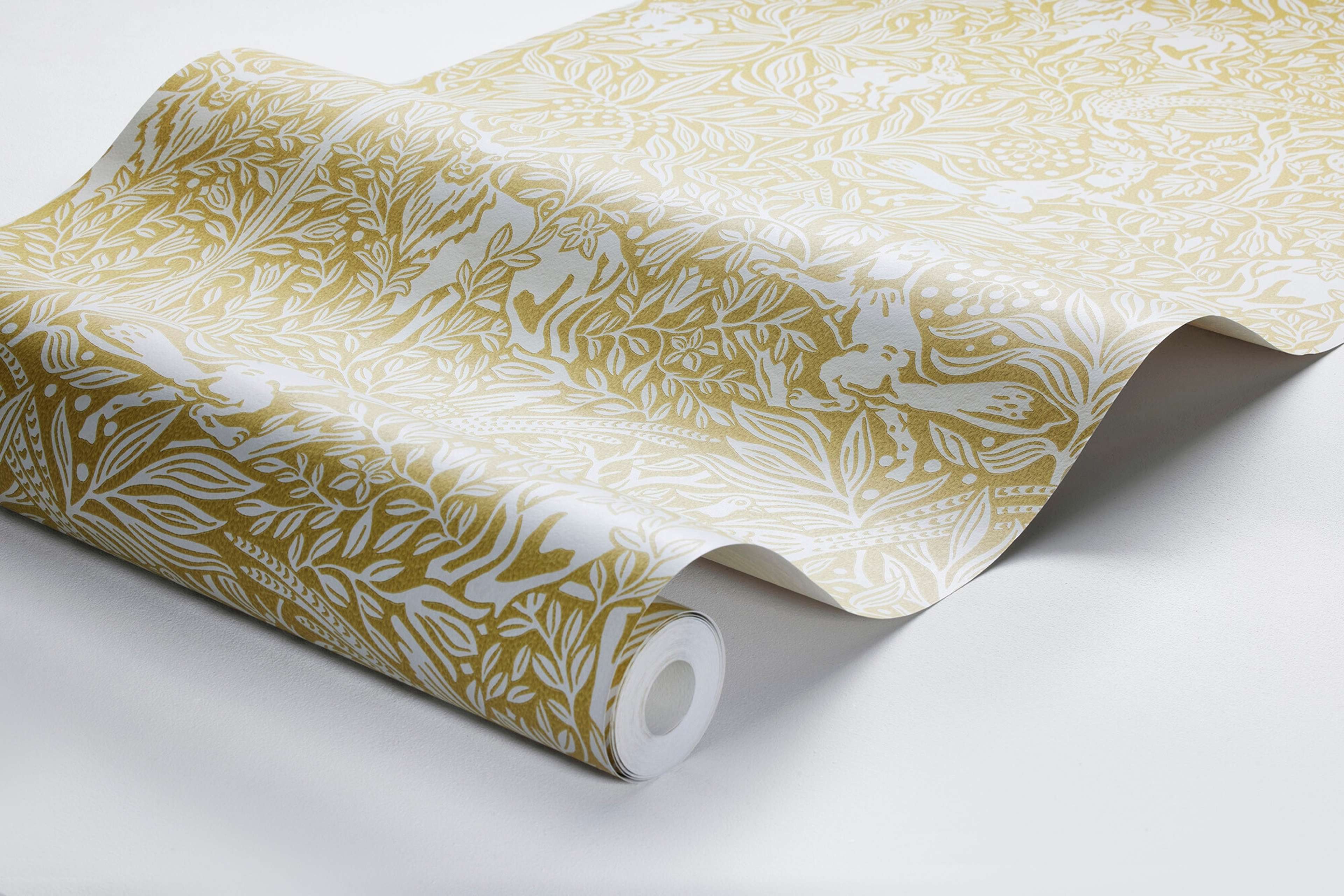 Under the Elder Tree tapet med djur, botaniskt mönster i gul. Från kollektionen New Heritage. Nonwoven-material med förskjuten passning.