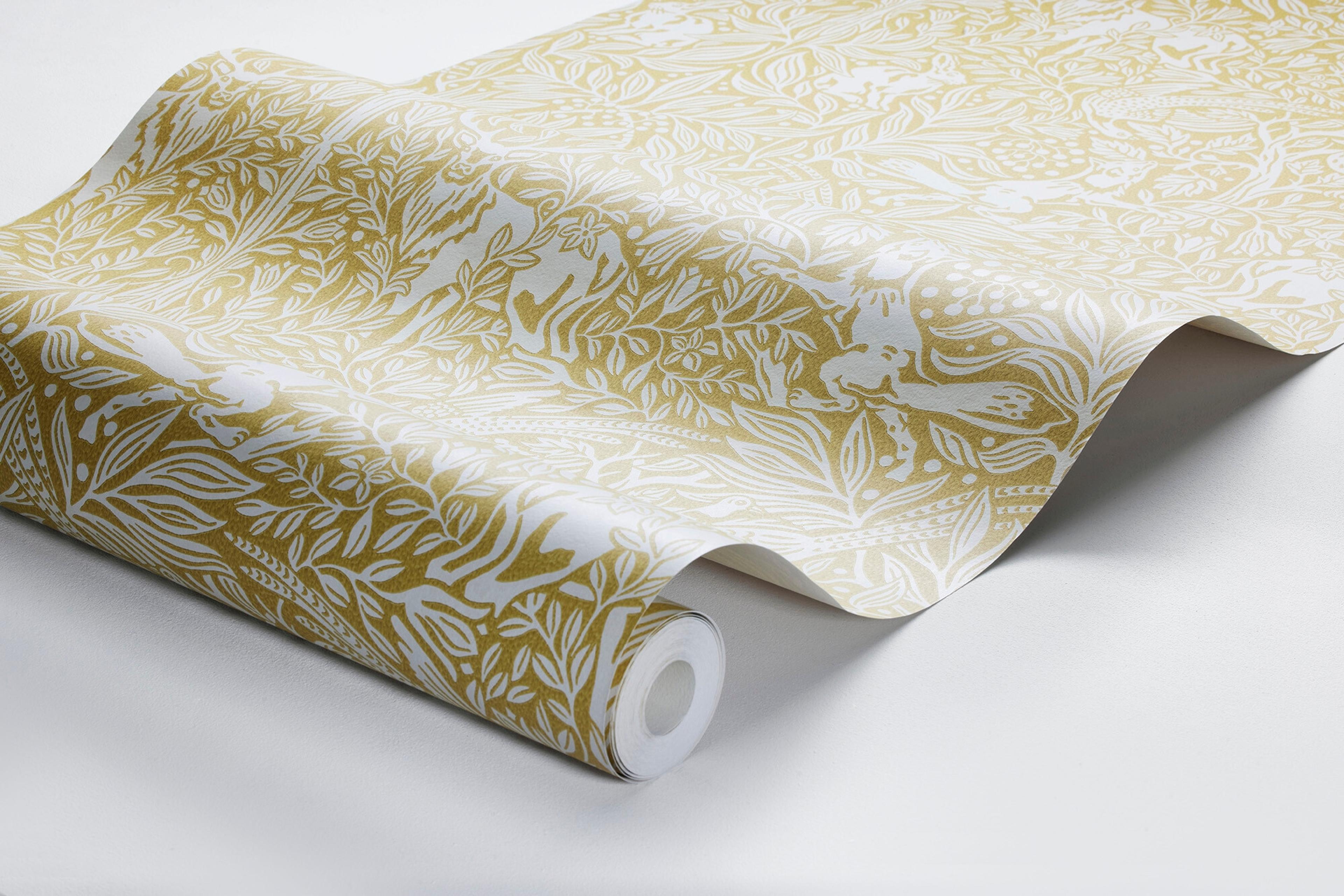 Under the Elder Tree tapet med djur, botaniskt mönster i gul. Från kollektionen New Heritage. Nonwoven-material med förskjuten passning.
