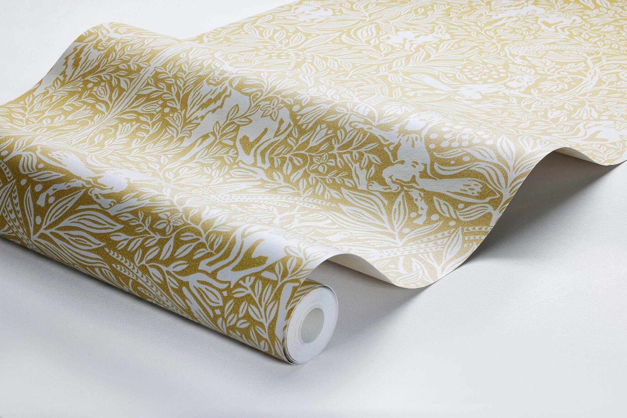 Under the Elder Tree tapet med djur, botaniskt mönster i gul. Från kollektionen New Heritage. Nonwoven-material med förskjuten passning.