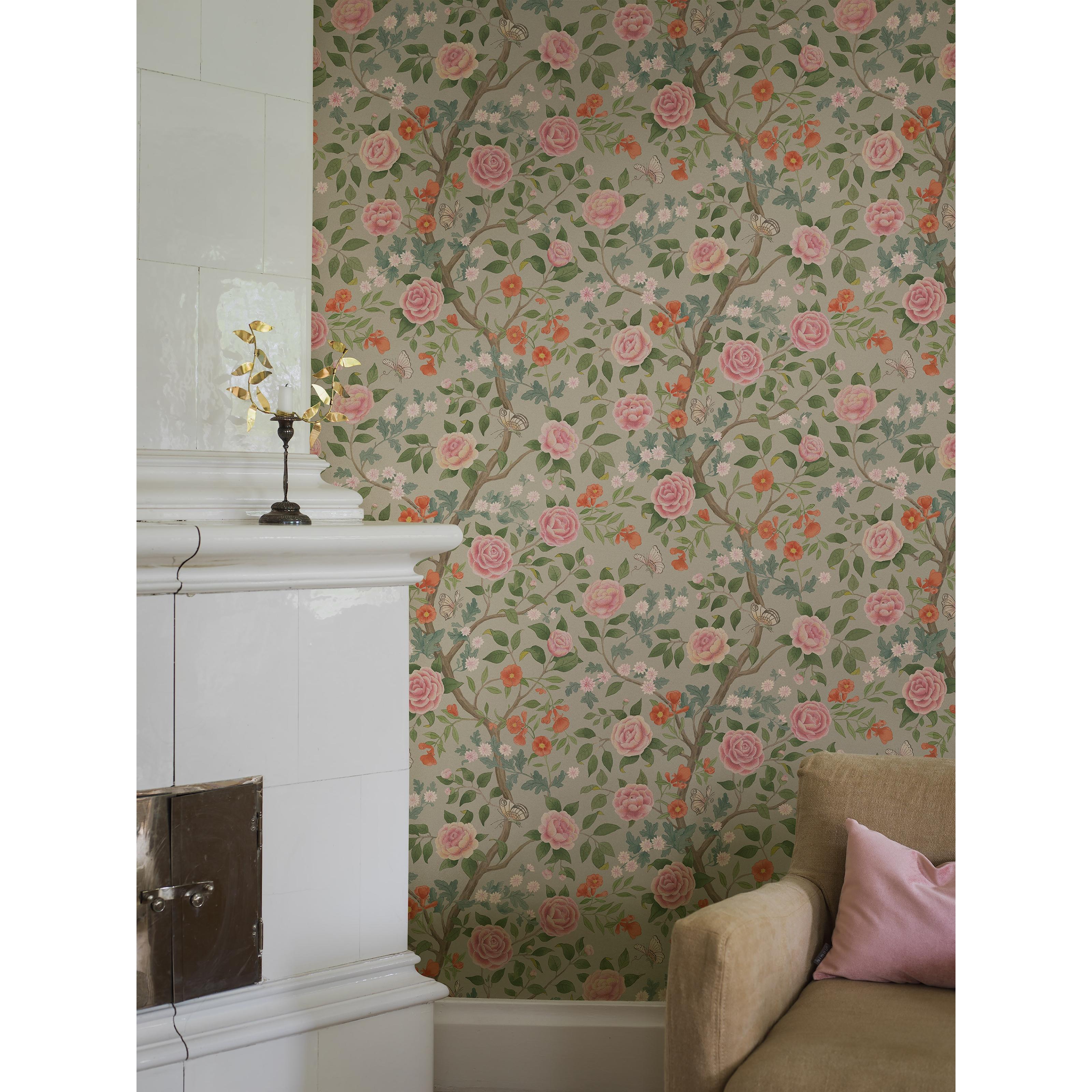 Kamelia grön, tapet tapet med botaniskt, blommigt mönster i grön. Från kollektionen Orangeri. Nonwoven-material med förskjuten passning. Passar i vardagsrum.