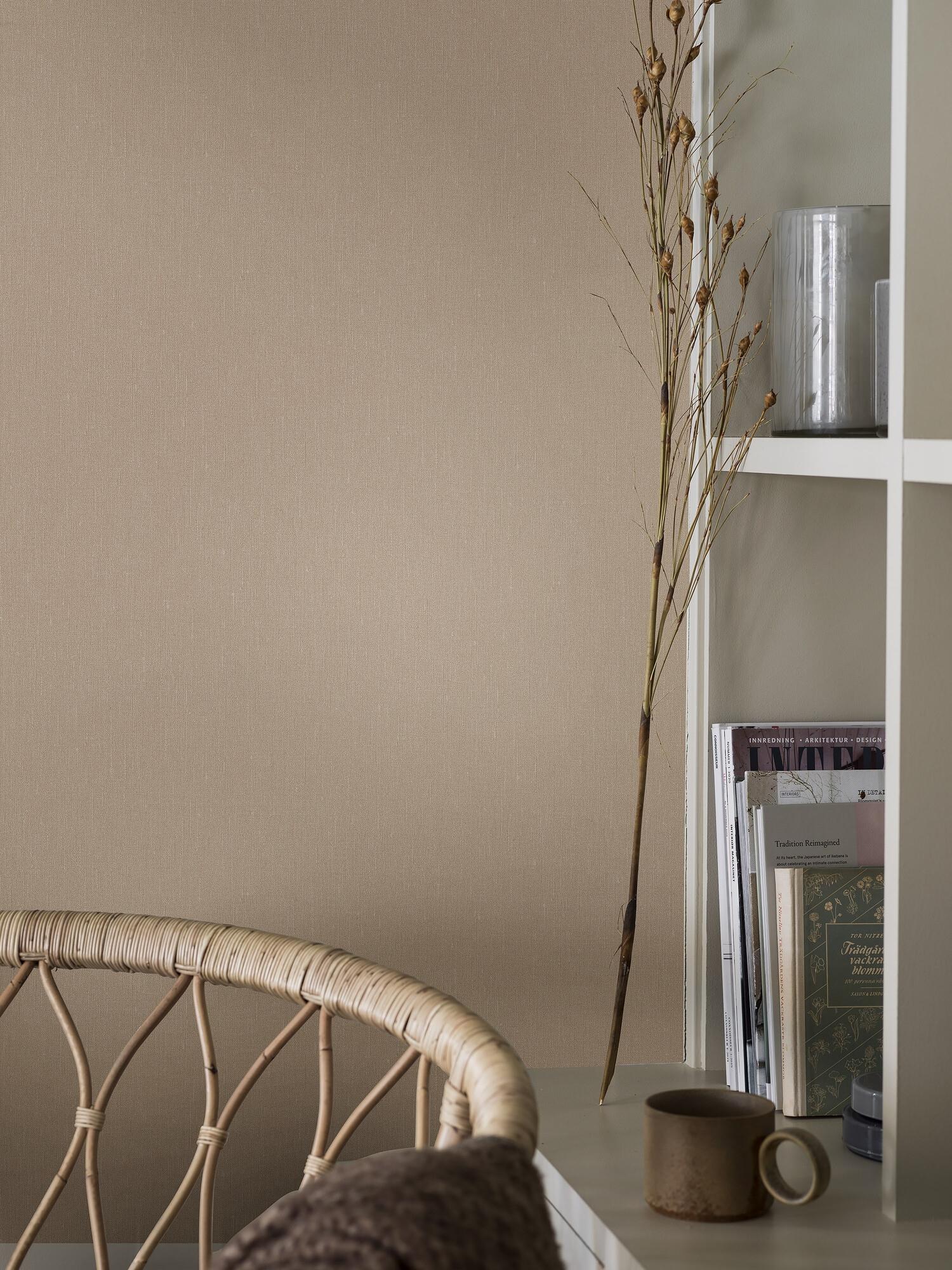 Rose Clay tapet med enfargat, textilimitation mönster i rosa. Från kollektionen Linen. Nonwoven-material. Passar i vardagsrum och matsal.