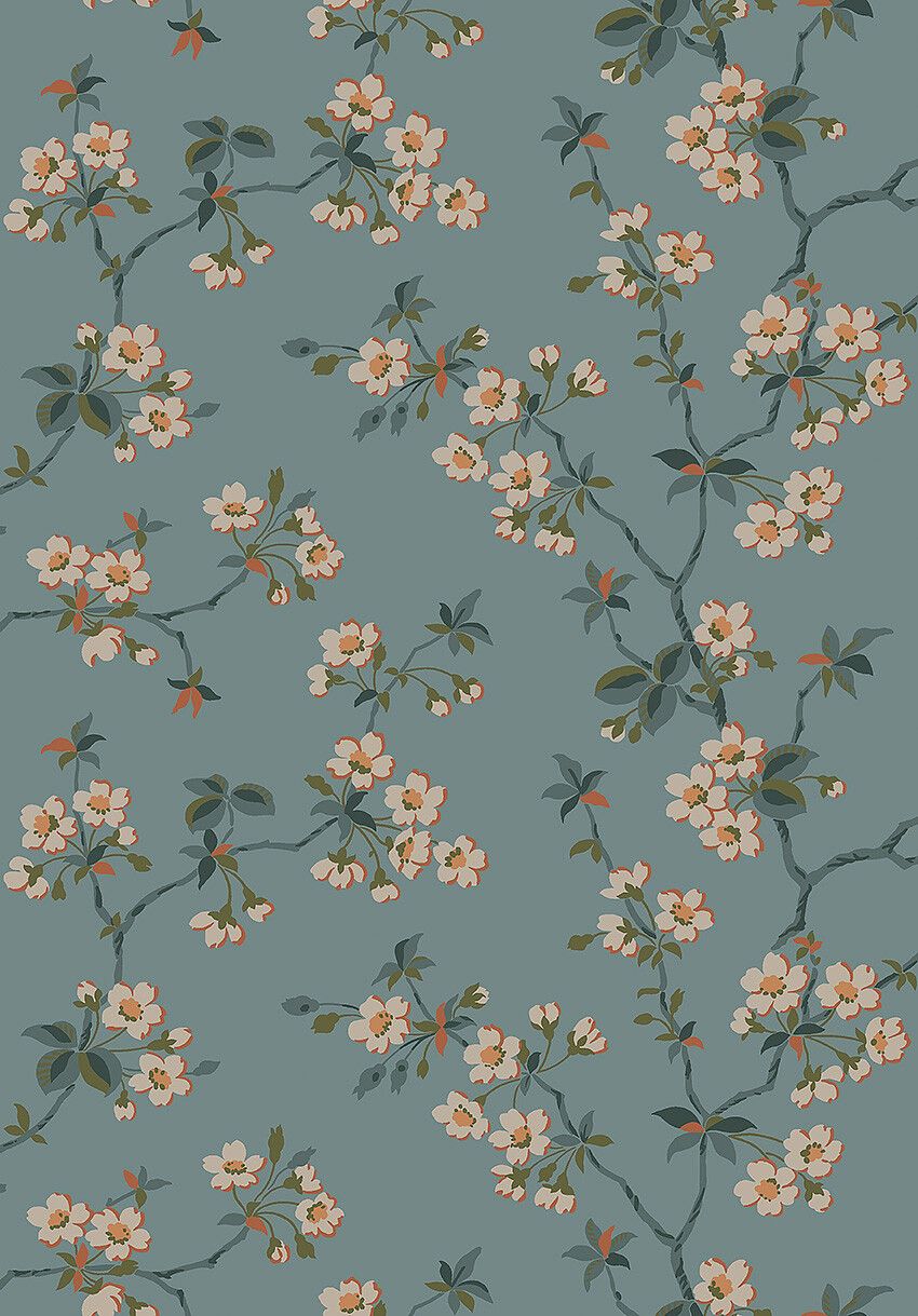 Trädgårdsstaden tapet med blommigt mönster i blå. Från kollektionen Alla Tiders Hus. Nonwoven-material med förskjuten passning. Country-stil. Passar i vardagsrum, matsal och kök.