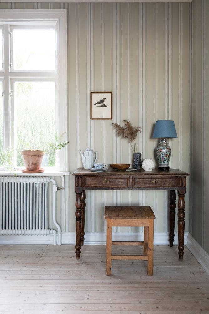 Fridolf tapet från Midbec med randigt mönster i grön och beige. Från kollektionen Havsblick. Nonwoven-material.