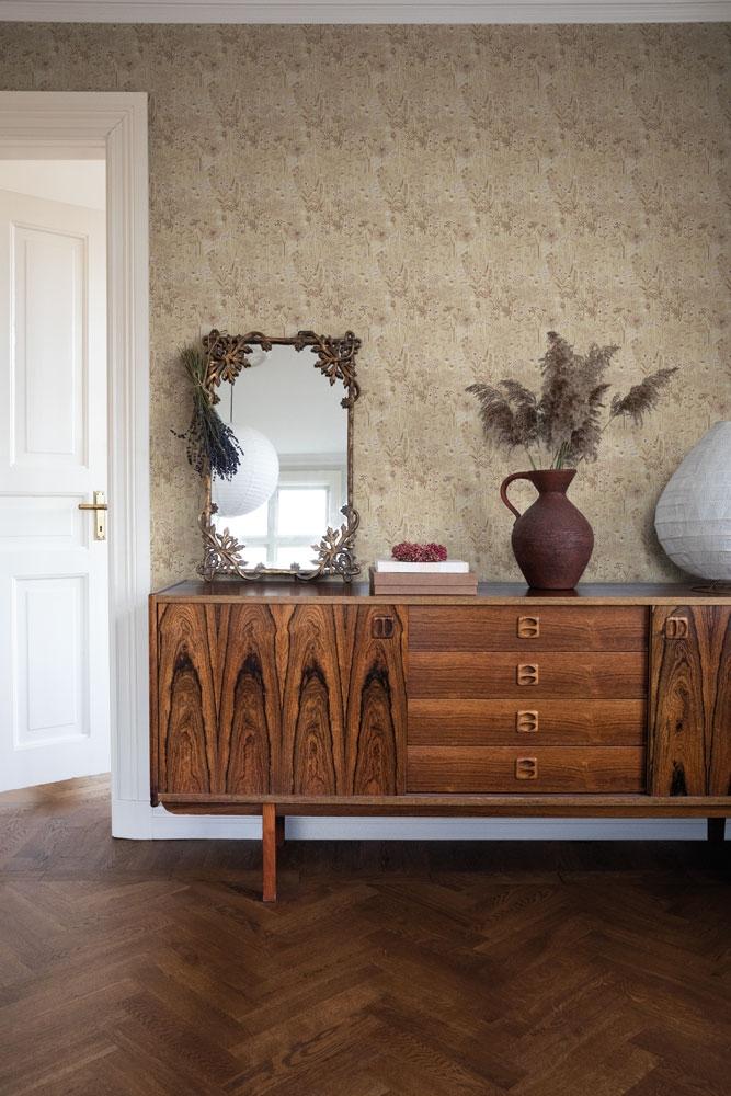 Dara tapet från Midbec med blommigt mönster i beige. Från kollektionen Havsblick. Nonwoven-material med rak passning.