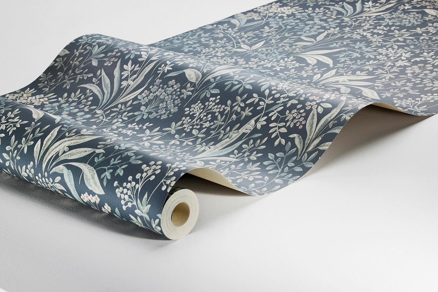 Nocturne slingrande bladverk, gråblå tapet med botaniskt mönster i grå och blå. Från kollektionen Vårt Arkiv. Nonwoven-material med rak passning. Country-stil.