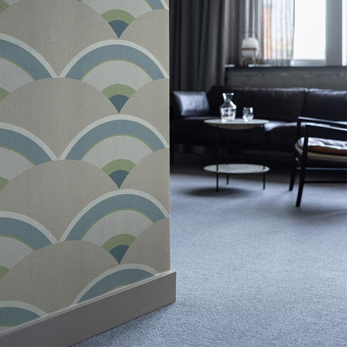 Design no 2 Blå/Silver tapet med grafiskt, retro mönster i blå. Från kollektionen Limited Edition 2023. Nonwoven-material med rak passning.