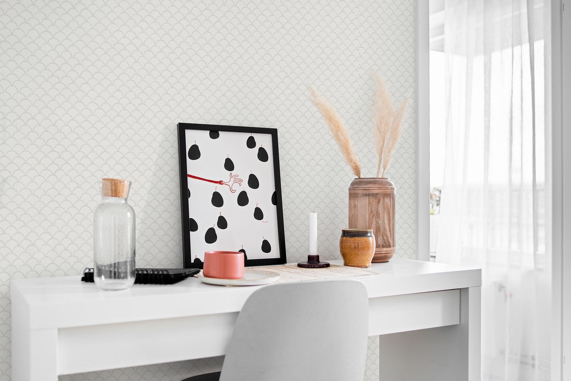 Borosan 21 8622 tapet med grafiskt mönster i vit. Från kollektionen Borosan 21. Papper-material med rak passning.