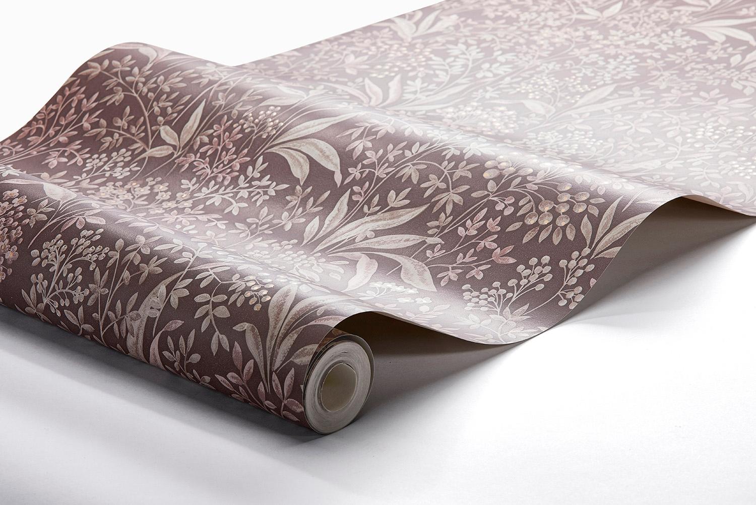 Nocturne, röd tapet från Boråstapeter med blommigt mönster i röd och rosa. Från kollektionen Vårt Arkiv. Nonwoven-material med rak passning.