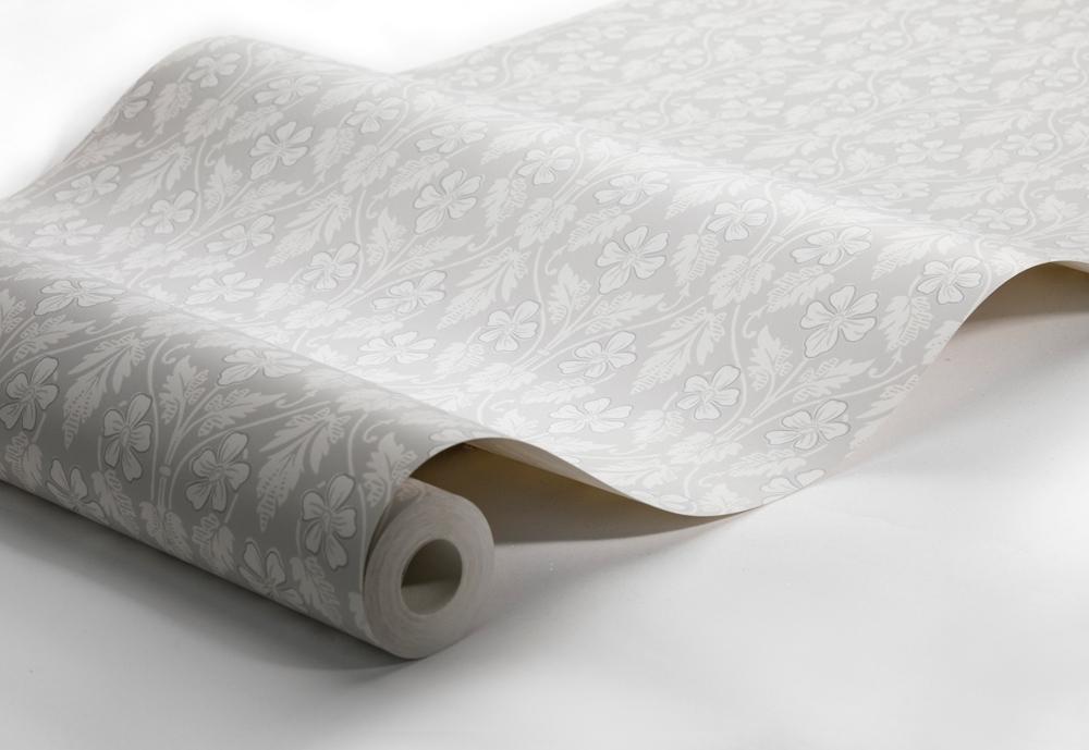 Nora, ljusgrå botten tapet från Boråstapeter med blommigt mönster i grå. Från kollektionen anno. Nonwoven-material med förskjuten passning. Country, city-stil. Passar i sovrum och matsal.