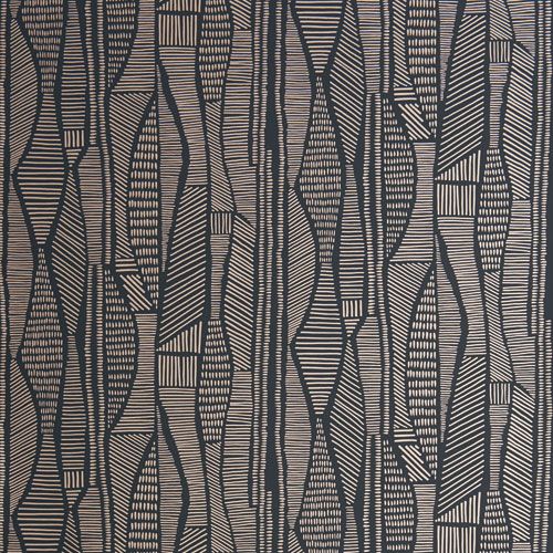 Skylark Onyx tapet från Midbec med abstrakt mönster i svart. Från kollektionen Pioneer. Nonwoven-material med förskjuten passning.