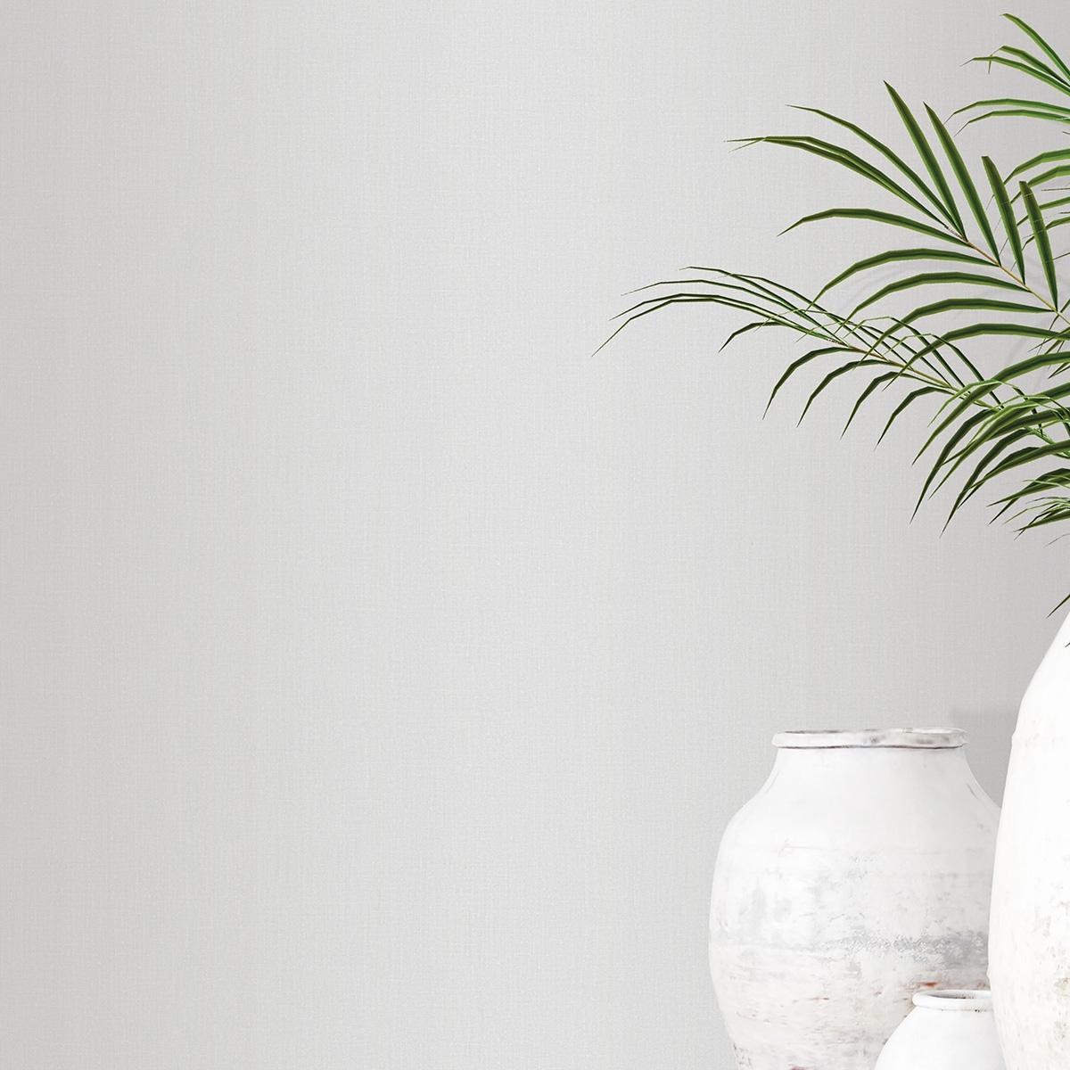 Hop Sack tapet i vit tapet enfärgad i vit. Från kollektionen bazaar. Nonwoven-material med fri passning. Passar i vardagsrum och matsal.