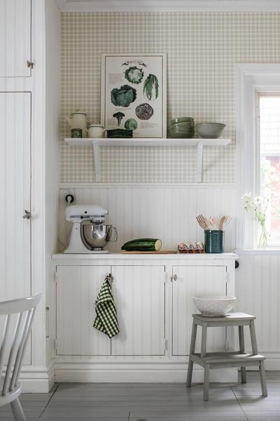 Frida tapet från Boråstapeter med rutigt mönster i beige. Från kollektionen Falsterbo III. Nonwoven-material med rak passning.