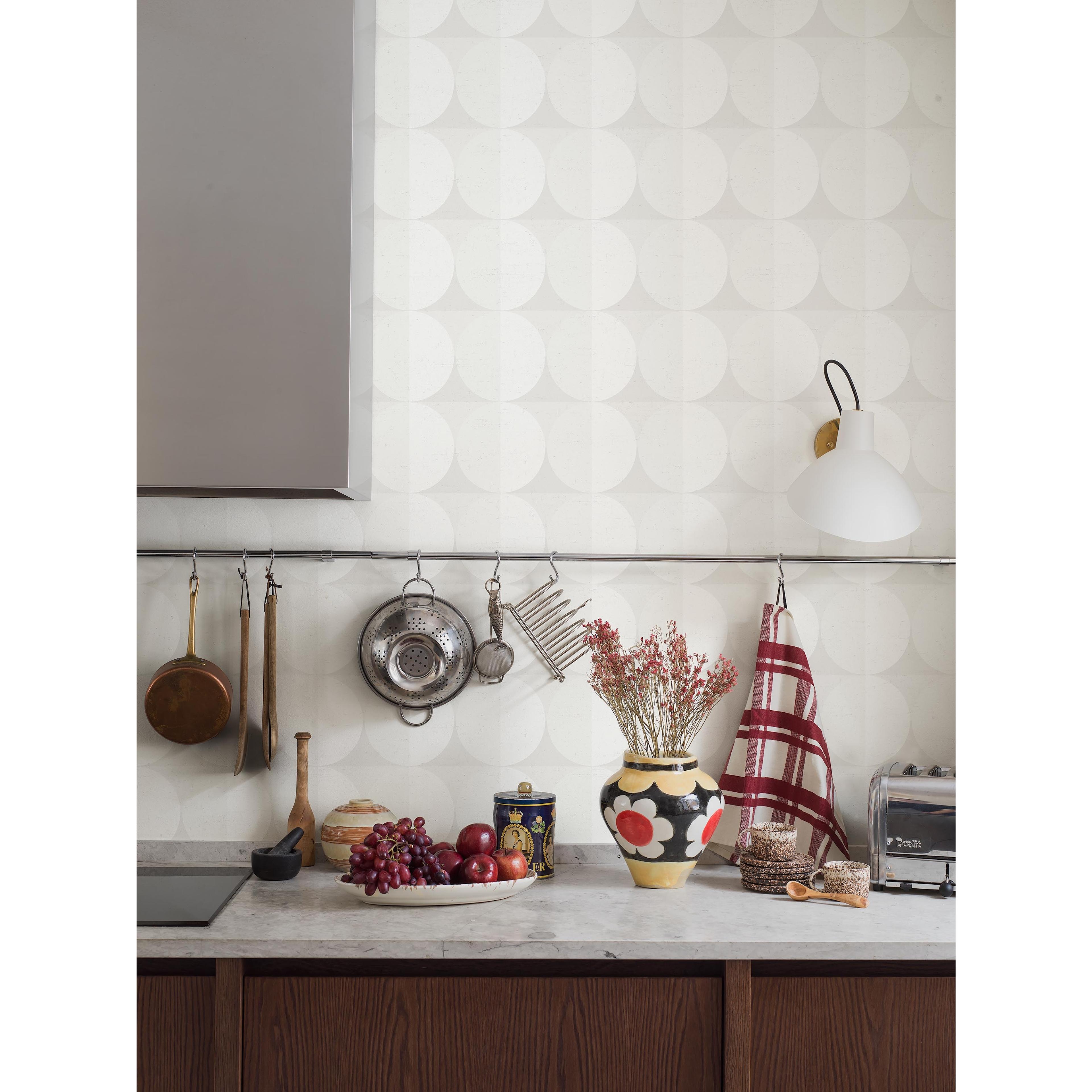 Sahara Moon, tapet tapet med grafiskt mönster i vit. Från kollektionen Graphics. Nonwoven-material med rak passning. Passar i kök.