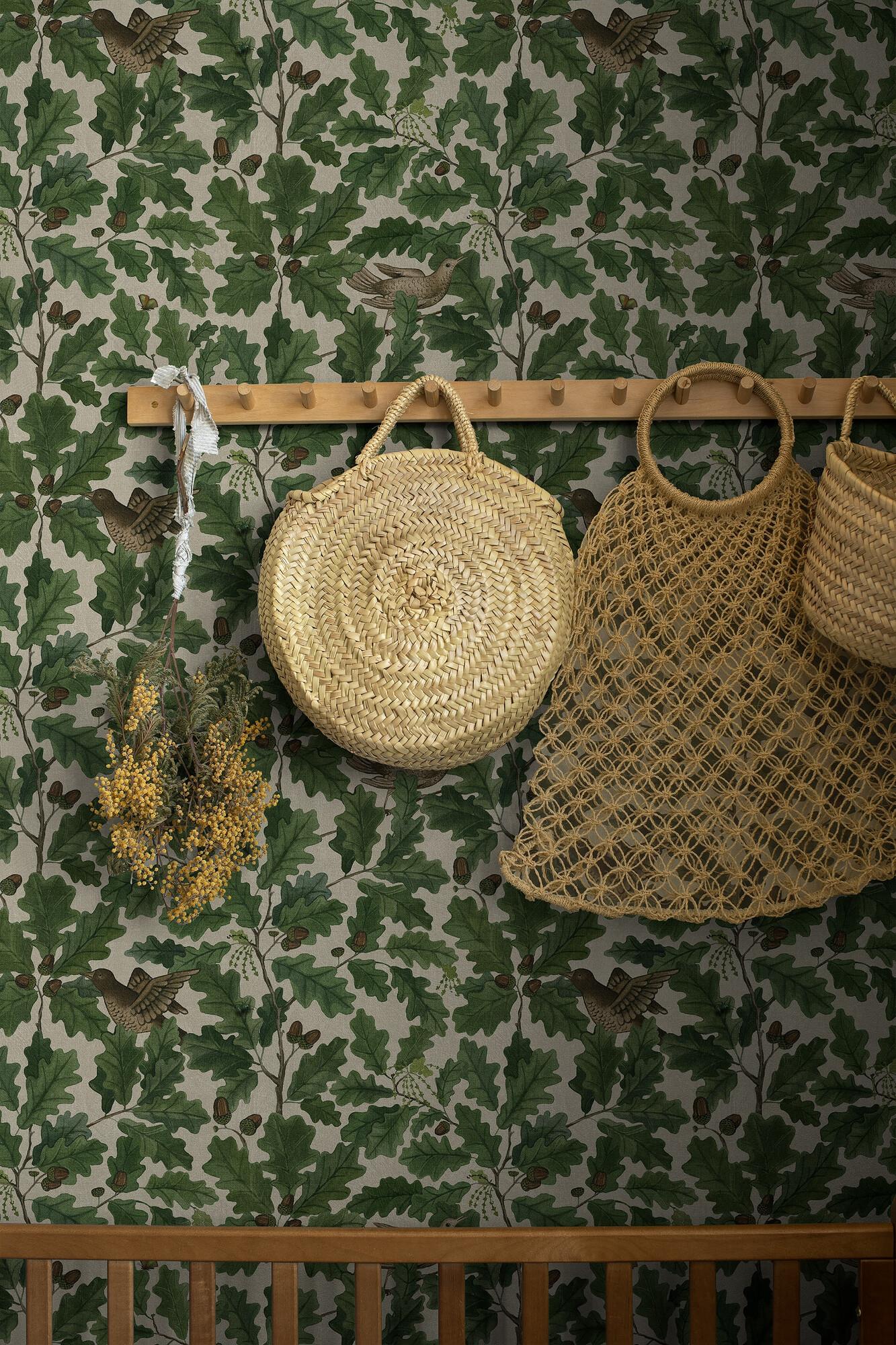 In the Oak tapet med djur, botaniskt, blommigt mönster i grön och beige. Från kollektionen Special Edition Forest. Nonwoven-material med rak passning. Lyx-stil.