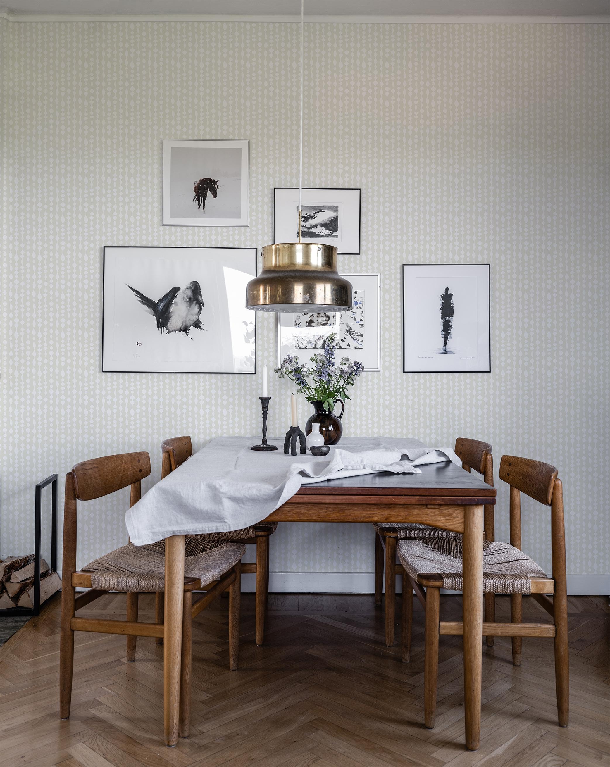 Margaret Rose vit tapet med grafiskt mönster i vit. Från kollektionen Gammalsvenska klassiker 1850–1950. Nonwoven-material med rak passning.