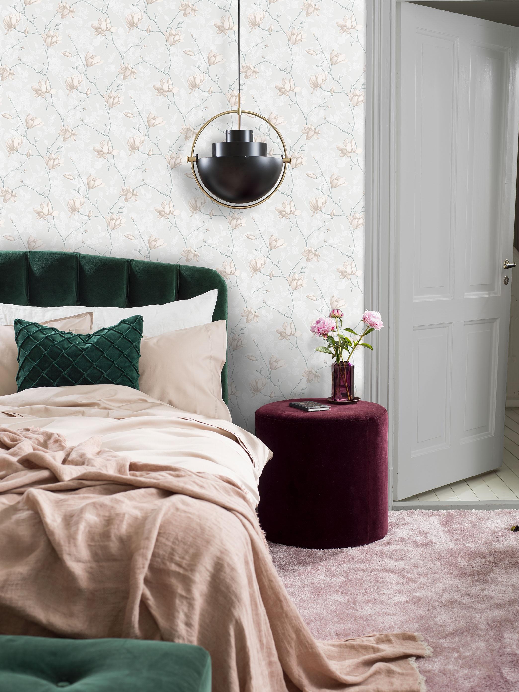 Lily Tree, vit tapet från Boråstapeter med blommigt mönster i vit och silver. Från kollektionen In Bloom. Nonwoven-material med rak passning. Country, city-stil. Passar i vardagsrum, sovrum och hall.