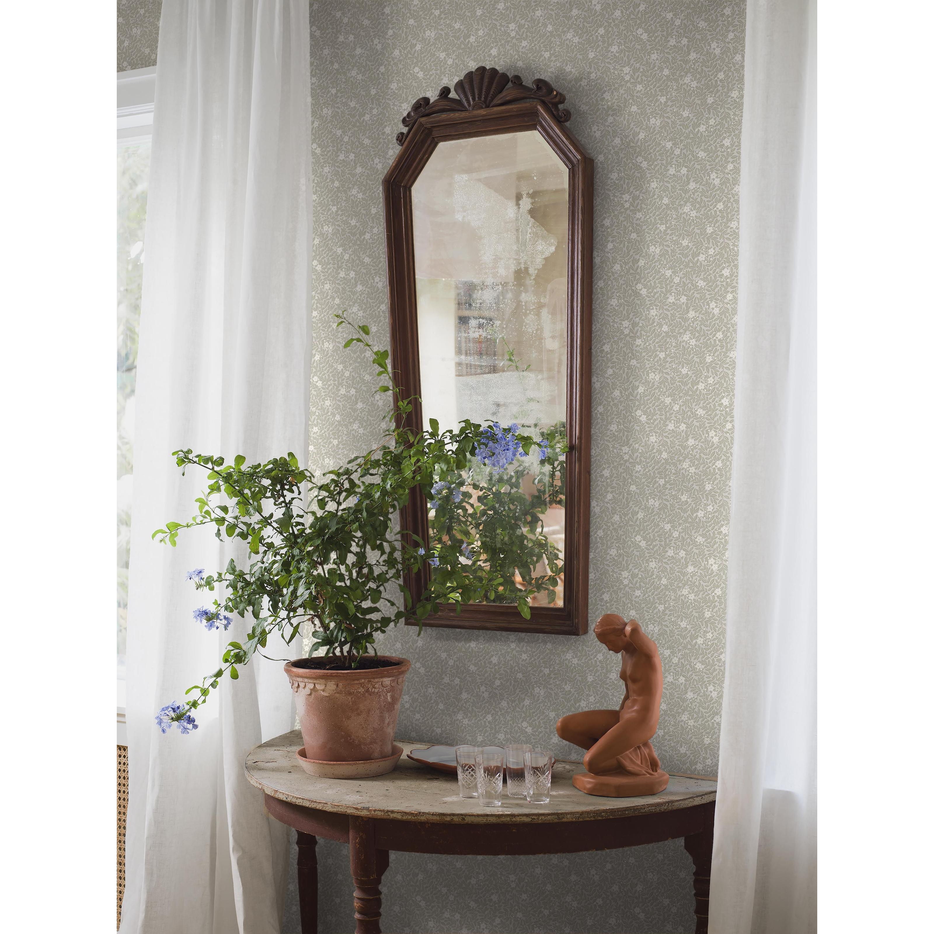 Myrten ljusgrön, tapet tapet med botaniskt, blommigt mönster i grön. Från kollektionen Orangeri. Nonwoven-material med rak passning. Passar i vardagsrum.