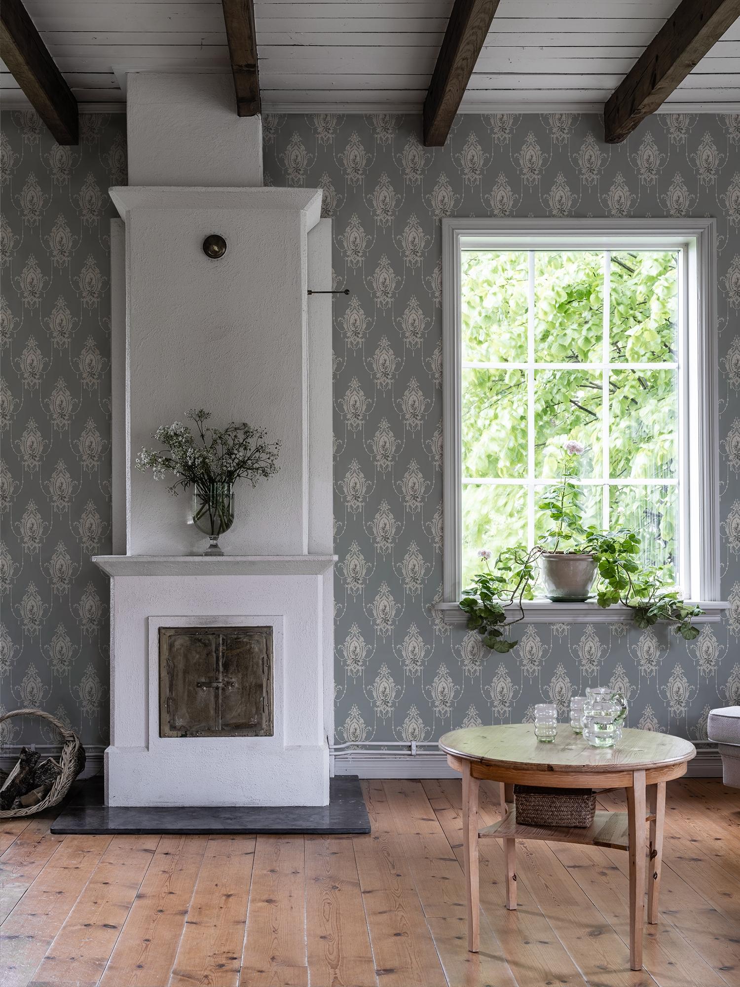 Edsbyn Blå tapet med medaljonger mönster i blå. Från kollektionen Gammalsvenska klassiker 1850–1950. Nonwoven-material med rak passning. Passar i vardagsrum och matsal.