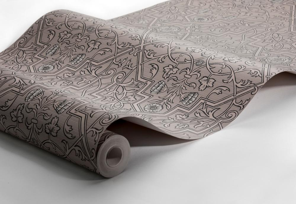 Rosenvinge, gråbrun tapet från Boråstapeter med medaljonger mönster i svart, brun och beige. Från kollektionen anno. Nonwoven-material med rak passning. Passar i sovrum och matsal.