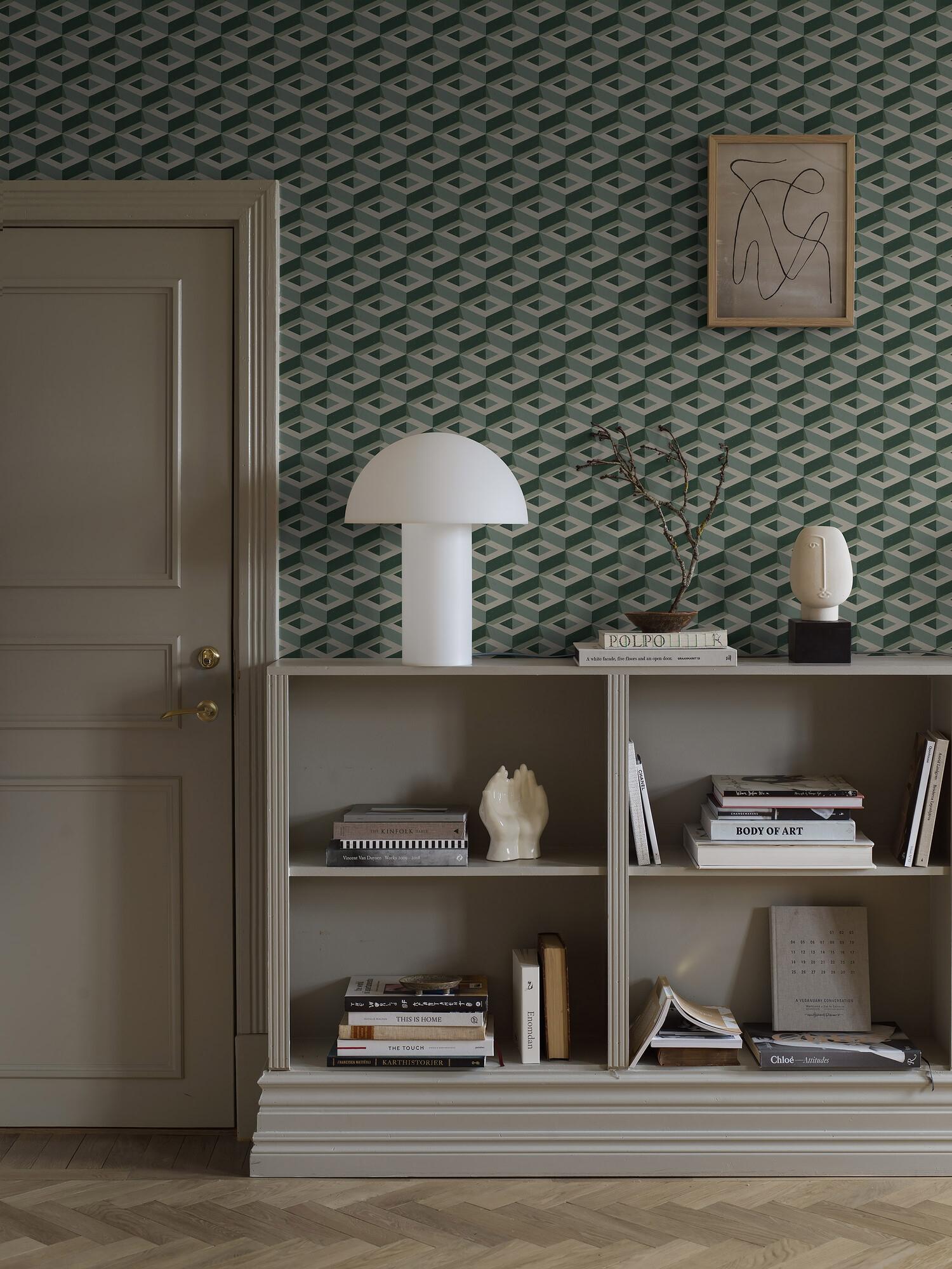 Boxes tapet med geometriskt, grafiskt mönster i brun. Från kollektionen Treasured. Nonwoven-material med rak passning. Passar i kök, hall och arbetsrum.