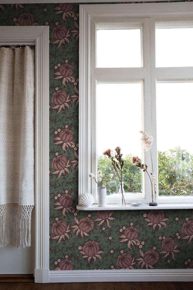 Arthur tapet från Midbec med botaniskt mönster i lila och grön. Från kollektionen Havsblick. Nonwoven-material med förskjuten passning.