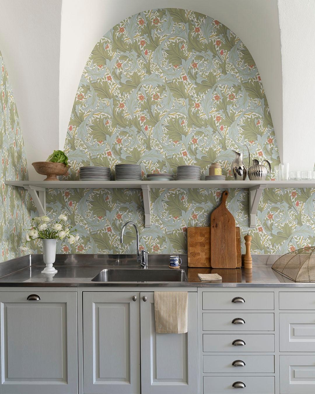 Granville, vit tapet tapet från Midbec med botaniskt, blommigt mönster i vit. Från kollektionen Hidden Treasures vol 1. Nonwoven-material med rak passning.