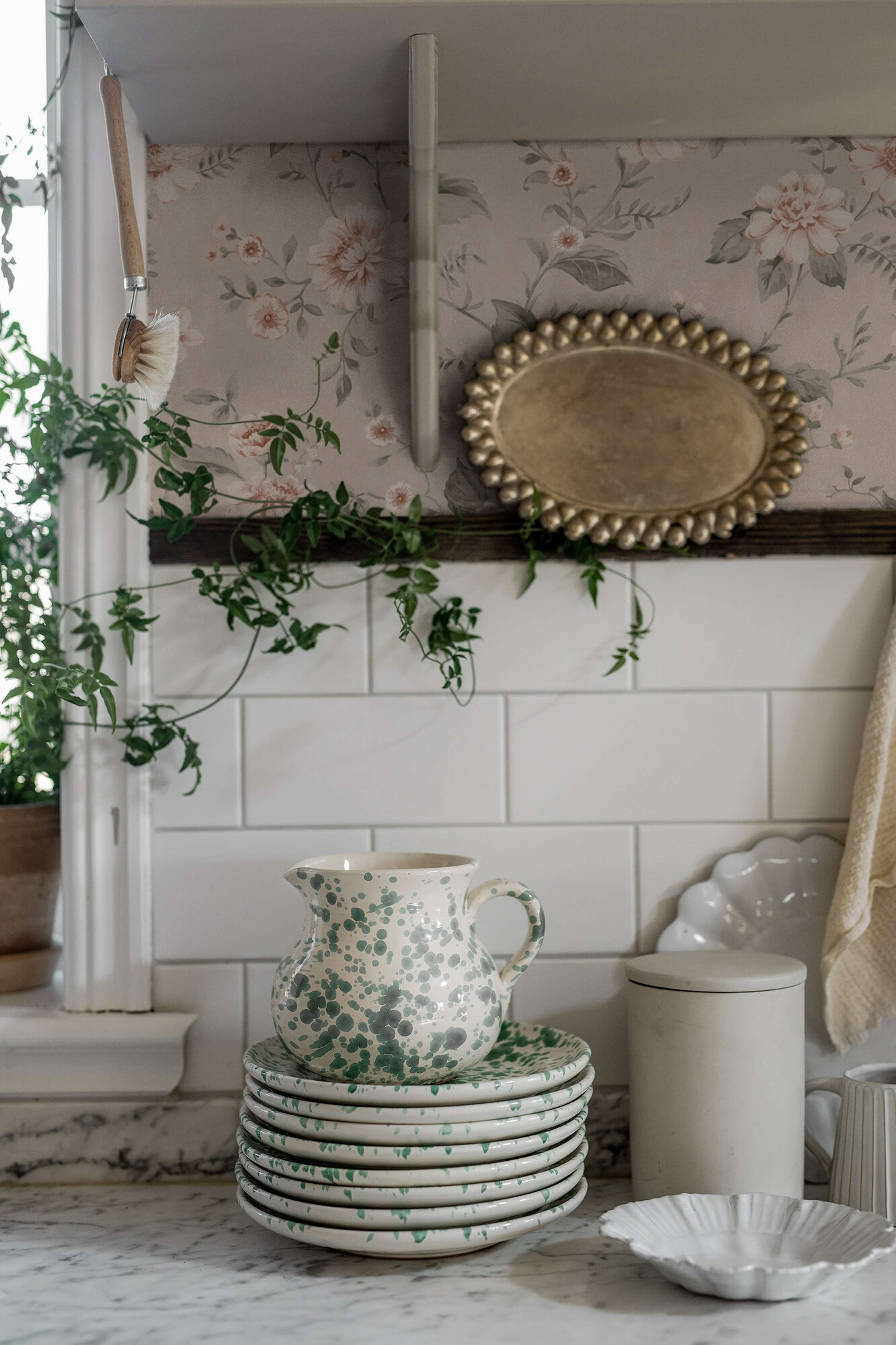 Laura´s Cottage aprikosbeige botten tapet med blommigt mönster i rosa. Från kollektionen Cottage Garden. Nonwoven-material med rak passning. Passar i vardagsrum, matsal och hall.​​​​‌﻿‍﻿​‍​‍‌‍﻿﻿‌﻿​‍‌‍‍‌‌‍‌﻿‌‍‍‌‌‍﻿‍​‍​‍​﻿‍‍​‍​‍‌﻿​﻿‌‍​‌‌‍﻿‍‌‍‍‌‌﻿‌​‌﻿‍‌​‍﻿‍‌‍‍‌‌‍﻿﻿​‍​‍​‍﻿​​‍​‍‌‍‍​‌﻿​‍‌‍‌‌‌‍‌‍​‍​‍​﻿‍‍​‍​‍‌‍‍​‌﻿‌​‌﻿‌​‌﻿​​‌﻿​﻿​﻿‍‍​‍﻿﻿​‍﻿﻿‌﻿‌﻿‌﻿‌﻿‌﻿‌﻿​‍﻿‍‌‍​﻿‌‍﻿﻿‌‍﻿​‌‍﻿﻿‌﻿​‍‌‍​‌‌‍﻿‌‌‍​‌​‍﻿‍‌﻿​﻿‌‍‌‌​‍﻿﻿‌﻿​﻿‌﻿‌​‌﻿‌‌‌‍‌​‌‍‍‌‌‍﻿﻿​‍﻿﻿‌‍‍‌‌‍﻿‍‌﻿‌​‌‍‌‌‌‍﻿‍‌﻿‌​​‍﻿﻿‌‍‌‌‌‍‌​‌‍‍‌‌﻿‌​​‍﻿﻿‌‍﻿‌‌‍﻿﻿‌‍‌​‌‍‌‌​﻿﻿‌‌﻿​​‌﻿​‍‌‍‌‌‌﻿​﻿‌‍‌‌‌‍﻿‍‌﻿‌​‌‍​‌‌﻿‌​‌‍‍‌‌‍﻿﻿‌‍﻿‍​﻿‍﻿‌‍‍‌‌‍‌​​﻿﻿‌‌‍‍‌‌‍﻿‌‌‍​‌‌‍‌﻿‌‍‌‌​‍﻿‌​﻿‌​​﻿‍​‌‍​﻿‌‍​‌​﻿‌﻿‌‍​‌‌‍‌‌​﻿‌‍​﻿‌‍​﻿​​​﻿‌​​﻿​​​﻿​‌​﻿‌﻿​﻿​​‌‍‌‌​﻿‌‌‌‍​‌‌‍‌‌‌‍​‌‌‍‌‌‌‍​﻿​﻿​‍​﻿​‍​﻿​​​﻿‍‌‌‍‌​​﻿‍​​﻿​‍‌‍‌‌​﻿​​​﻿‍‌‌‍​﻿​﻿‌﻿​﻿​​​﻿‌‍​﻿‌‌​﻿​‍‌‍‌‍‌‍‌‍​‍﻿‌​﻿​‌​﻿​﻿​﻿​﻿​﻿​﻿‌﻿‍​​﻿​‍​﻿​​​﻿​​​﻿​​​‍﻿‌‌‍‍‍‌﻿​​‌‍‌﻿​﻿‍﻿‌﻿‌​‌﻿‍‌‌﻿​​‌‍‌‌​﻿﻿‌‌﻿​﻿‌‍​‌‌‍﻿‍‌‍‍‌‌﻿‌​‌﻿‍‌​‍﻿‍‌‍‍‌‌‍﻿‌‌‍​‌‌‍‌﻿‌‍‌‌‌​​‌‌﻿​﻿‌﻿​﻿‌‍‌‌‌﻿‌​​﻿‍﻿‌﻿​​‌‍​‌‌﻿‌​‌‍‍​​﻿﻿‌‌‍​‌‌‍﻿​‌﻿‌​‌‌‌​‌‍‌‌‌﻿‍​‌﻿‌​​﻿﻿﻿‌‍​‍‌‍​‌‌﻿​﻿‌‍‌‌‌‌‌‌‌﻿​‍‌‍﻿​​﻿﻿‌‌‍‍​‌﻿‌​‌﻿‌​‌﻿​​‌﻿​﻿​‍‌‌​﻿​﻿‌​​‌​‍‌‌​﻿​‍‌​‌‍​‍‌‌​﻿​‍‌​‌‍‌﻿‌﻿‌﻿‌﻿‌﻿‌﻿​‍﻿‍‌‍​﻿‌‍﻿﻿‌‍﻿​‌‍﻿﻿‌﻿​‍‌‍​‌‌‍﻿‌‌‍​‌​‍﻿‍‌﻿​﻿‌‍‌‌​‍‌‌​﻿​‍‌​‌‍‌﻿​﻿‌﻿‌​‌﻿‌‌‌‍‌​‌‍‍‌‌‍﻿﻿​‍‌‍‌‍‍‌‌‍‌​​﻿﻿‌‌‍‍‌‌‍﻿‌‌‍​‌‌‍‌﻿‌‍‌‌​‍﻿‌​﻿‌​​﻿‍​‌‍​﻿‌‍​‌​﻿‌﻿‌‍​‌‌‍‌‌​﻿‌‍​﻿‌‍​﻿​​​﻿‌​​﻿​​​﻿​‌​﻿‌﻿​﻿​​‌‍‌‌​﻿‌‌‌‍​‌‌‍‌‌‌‍​‌‌‍‌‌‌‍​﻿​﻿​‍​﻿​‍​﻿​​​﻿‍‌‌‍‌​​﻿‍​​﻿​‍‌‍‌‌​﻿​​​﻿‍‌‌‍​﻿​﻿‌﻿​﻿​​​﻿‌‍​﻿‌‌​﻿​‍‌‍‌‍‌‍‌‍​‍﻿‌​﻿​‌​﻿​﻿​﻿​﻿​﻿​﻿‌﻿‍​​﻿​‍​﻿​​​﻿​​​﻿​​​‍﻿‌‌‍‍‍‌﻿​​‌‍‌﻿​‍‌‍‌﻿‌​‌﻿‍‌‌﻿​​‌‍‌‌​﻿﻿‌‌﻿​﻿‌‍​‌‌‍﻿‍‌‍‍‌‌﻿‌​‌﻿‍‌​‍﻿‍‌‍‍‌‌‍﻿‌‌‍​‌‌‍‌﻿‌‍‌‌‌​​‌‌﻿​﻿‌﻿​﻿‌‍‌‌‌﻿‌​​‍‌‍‌﻿​​‌‍​‌‌﻿‌​‌‍‍​​﻿﻿‌‌‍​‌‌‍﻿​‌﻿‌​‌‌‌​‌‍‌‌‌﻿‍​‌﻿‌​​‍‌‍‌﻿​​‌‍‌‌‌﻿​‍‌﻿​﻿‌﻿​​‌‍‌‌‌‍​﻿‌﻿‌​‌‍‍‌‌﻿‌‍‌‍‌‌​﻿﻿‌‌﻿​​‌﻿‌‌‌‍​‍‌‍﻿​‌‍‍‌‌﻿​﻿‌‍‍​‌‍‌‌‌‍‌​​‍​‍‌﻿﻿‌