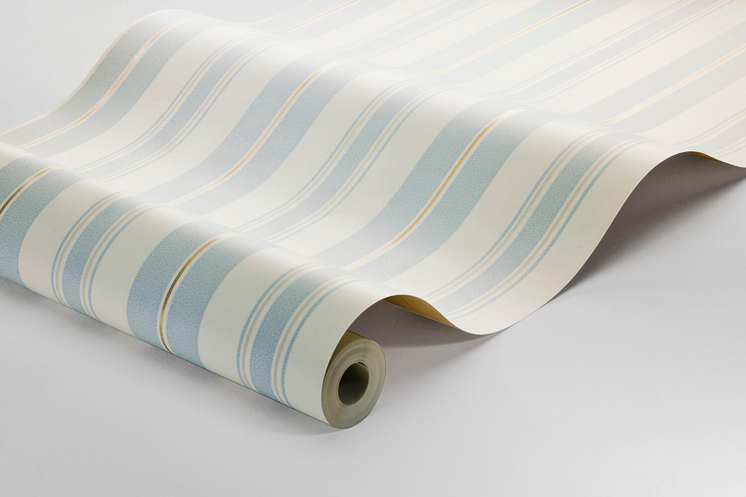 Gustaf tapet med randigt mönster i blå och beige. Från kollektionen timeless traditions. Nonwoven-material.