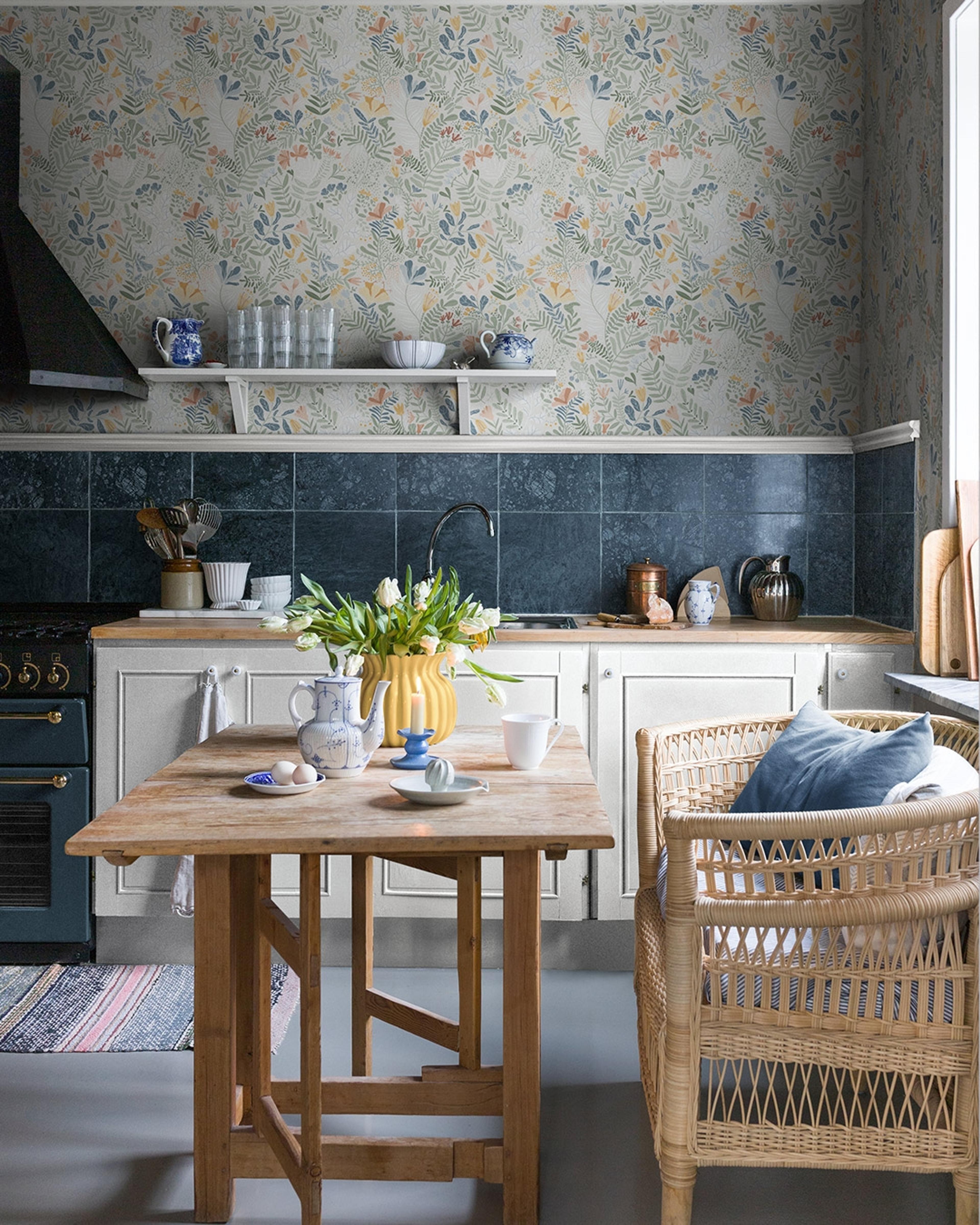 Brittsommar tapet med blommigt mönster i vit. Från kollektionen Fägring. Nonwoven-material med rak passning.